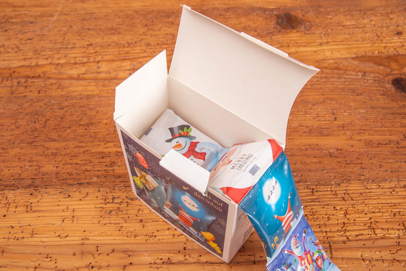 Ge&ouml;ffneter Fruchtgummi-Ketten-Adventskalender mit individuell gestaltbarer Box &ndash; kreatives Werbegeschenk zu Weihnachten