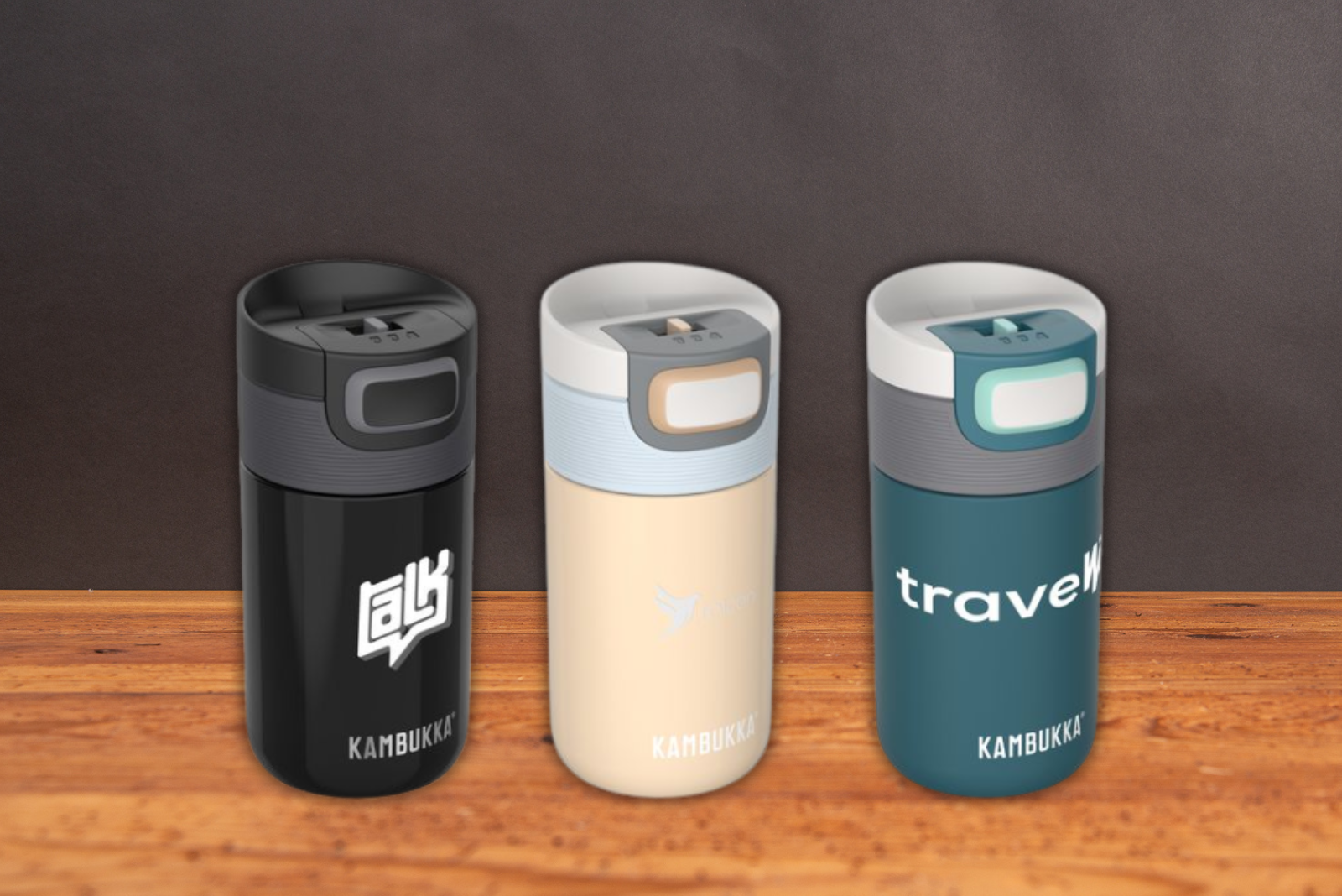 Kaffeebecher mit dichtem, auflaufsicherem Deckel von Kambukka mit Logo als Merch auf Holztisch