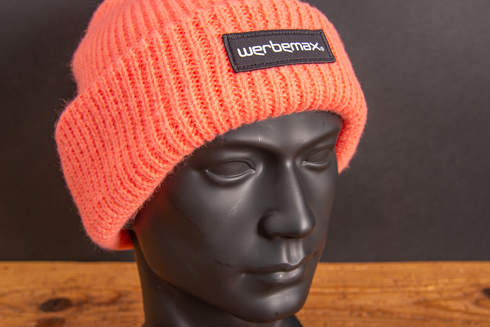 Hochwertige Rib Beanie mit Umschlag in coolen Farben. Softe Strickm&uuml;tze mit diversen Logoanbringungsm&ouml;glichkeiten als perfektes Werbegeschenk f&uuml;r den Winter. 