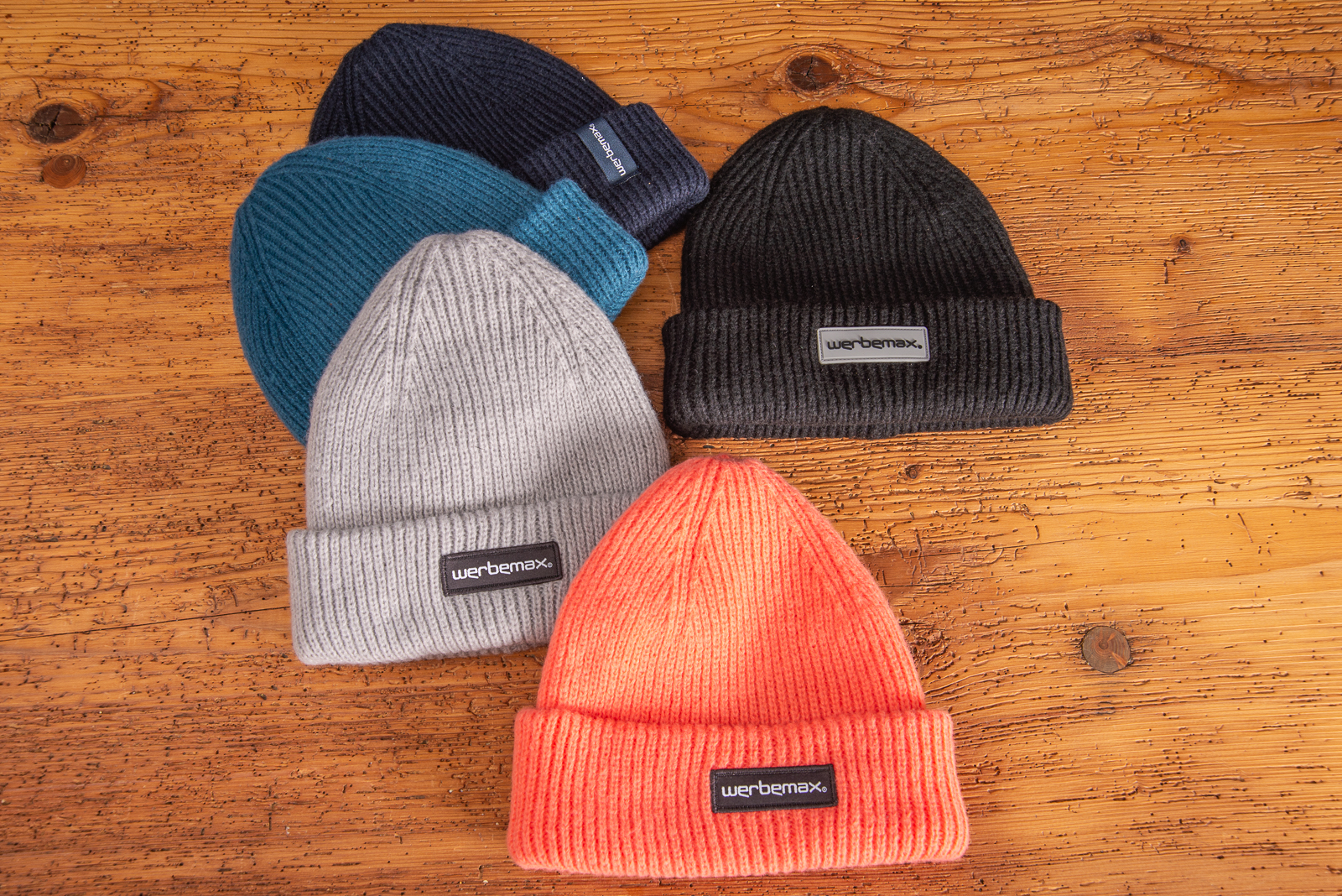 Hochwertige Strickm&uuml;tze in vielen verschiedenen Farben als winterliches Werbegeschenk f&uuml;r Kunden, Mitarbeiter und Bewerber. Veredelt kann die M&uuml;tze via Stick, Logopatch und Druck werden. 