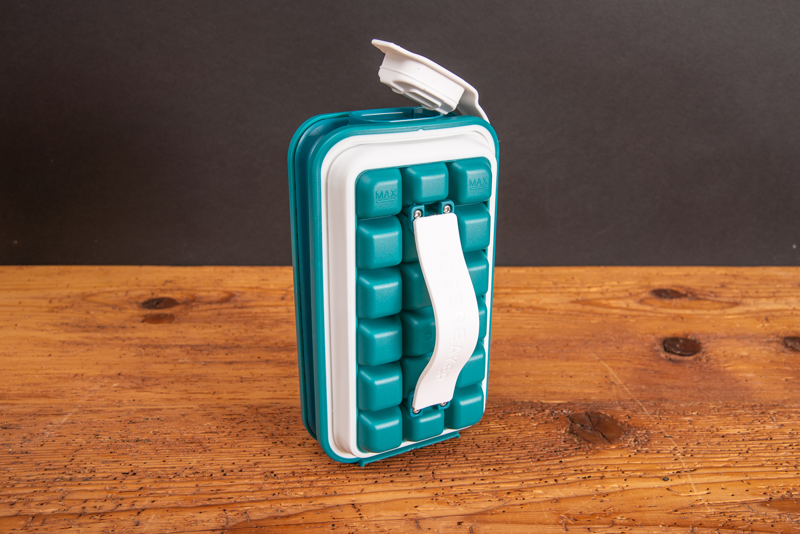 IceBreaker&reg; Pop ist ein moderner Eisw&uuml;rfelbeh&auml;lter in t&uuml;rkis mit Deckel und Griff zur Herstellung von 18 Eisw&uuml;rfeln als innovatives Werbegeschenk mit Logodruck einsetzbar.