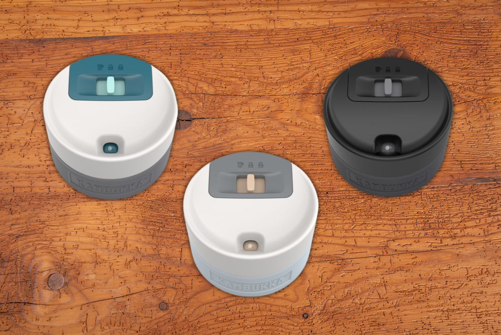 Praktischer 3-in-1 Deckel mit Snapclean von Kambukka f&uuml;r den Thermobecher Etna auf Holztisch