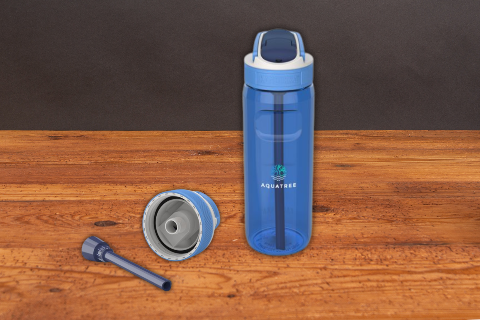 750ml Trinkflasche von Kambukka aus blau-transparenten Tritan f&uuml;r Sport, Freizeit und Schule mit Deckel und Trinkhalm auf Holztisch