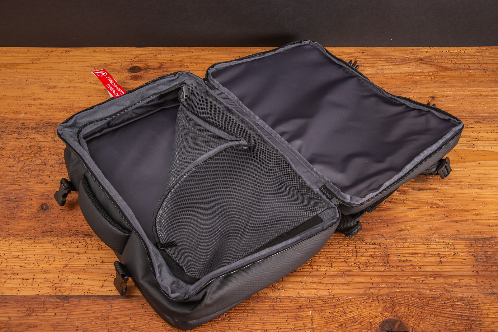 Eine Mischung aus Rucksack und Koffer - der hochwertige Underseater von Vasad ist das praktische Handgep&auml;ck f&uuml;r unter den Sitz. Jetzt mit Ihrem Logo bedruckt als tolles Mitarbeitergeschenk.