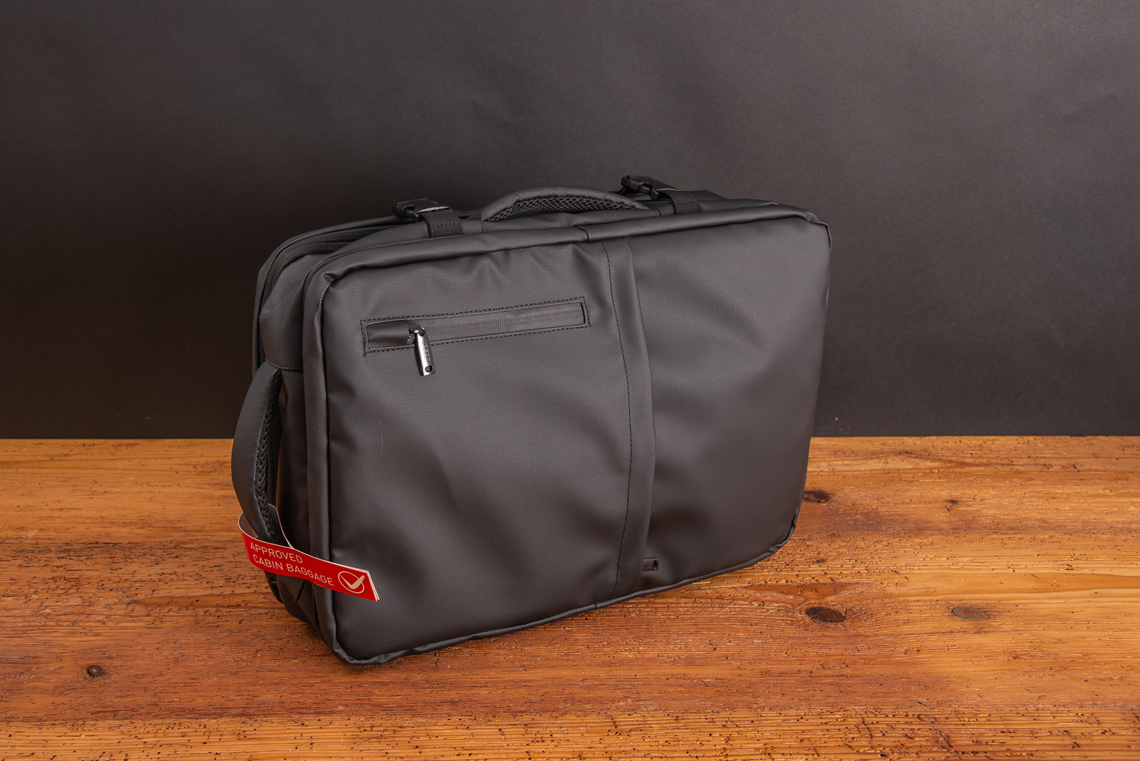 Eleganter und schlanker Reiserucksack in Schwarz mit Ihrem Logodruck. Das optimale Reisegep&auml;ck f&uuml;r unterm Sitz.