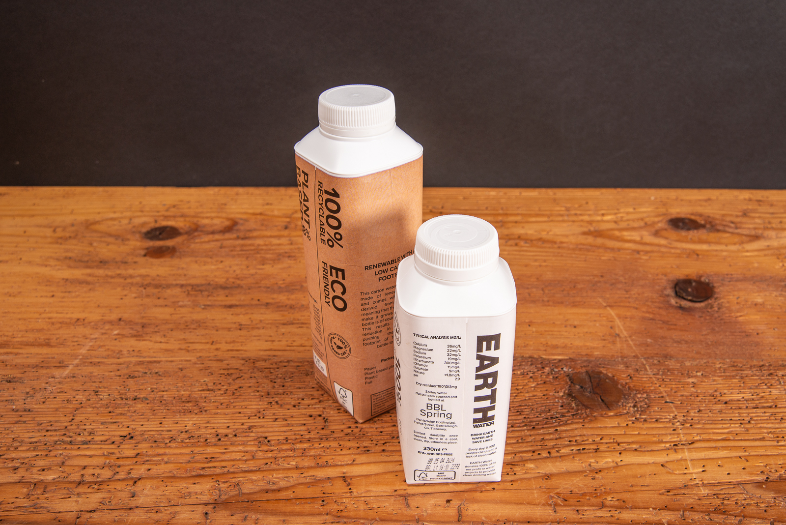 500 ml und 330 ml nat&uuml;rliches Quellwasser in der FSC-zertifizierten Kartonflasche als Messe Giveaway.