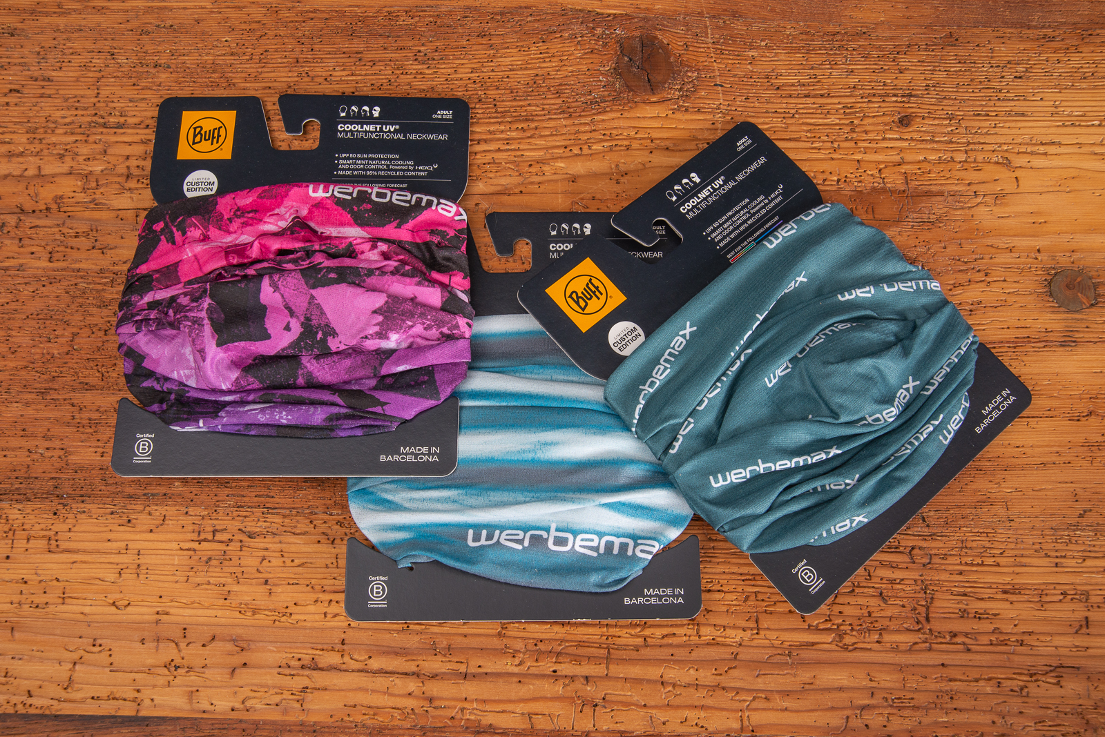 Drei BUFF Safety Coolnet UV Multifunktionst&uuml;cher mit Werbemax Logo in Pink, T&uuml;rkis und Petrol &ndash; k&uuml;hlend, atmungsaktiv und nachhaltig produziert mit UV-Schutz.