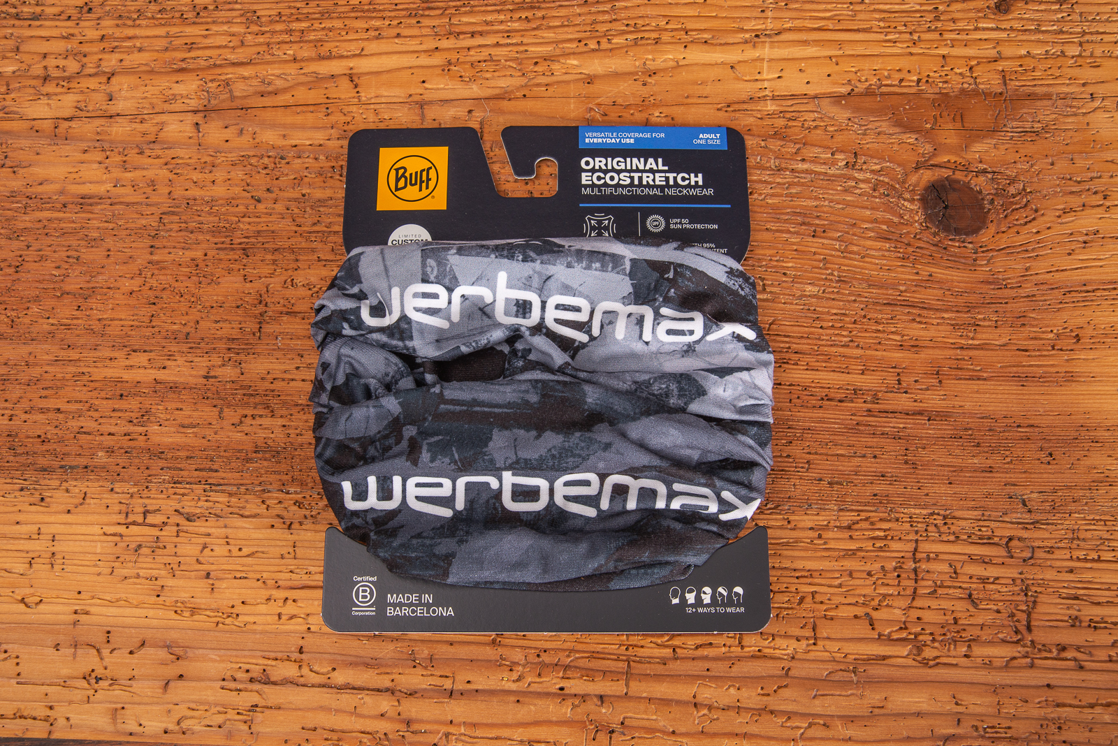 BUFF Safety Original EcoStretch Multifunktionstuch in Schwarz-Grau mit Werbemax Logo &ndash; dehnbar, nahtlos, mit UV-Schutz und recyceltem Material gefertigt.