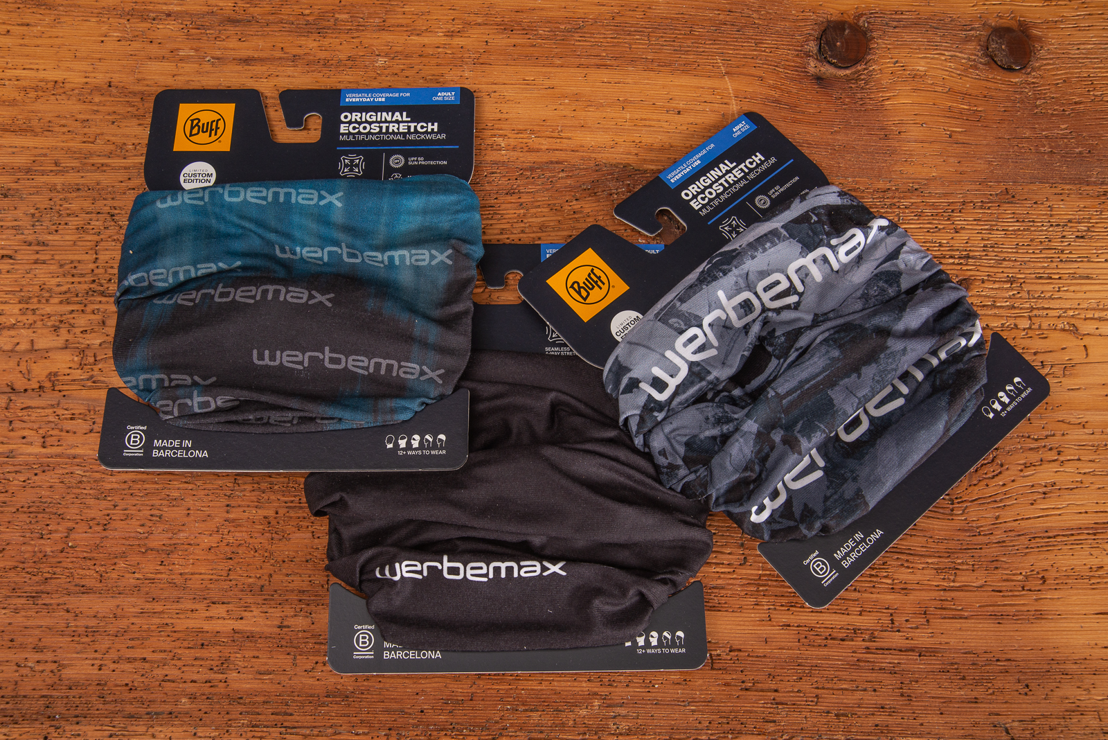 Drei BUFF Safety Original EcoStretch Multifunktionst&uuml;cher mit Werbemax Logo in Blau-Schwarz, Schwarz und Grau &ndash; elastisch, nahtlos und mit hohem Tragekomfort f&uuml;r den t&auml;glichen Einsatz.