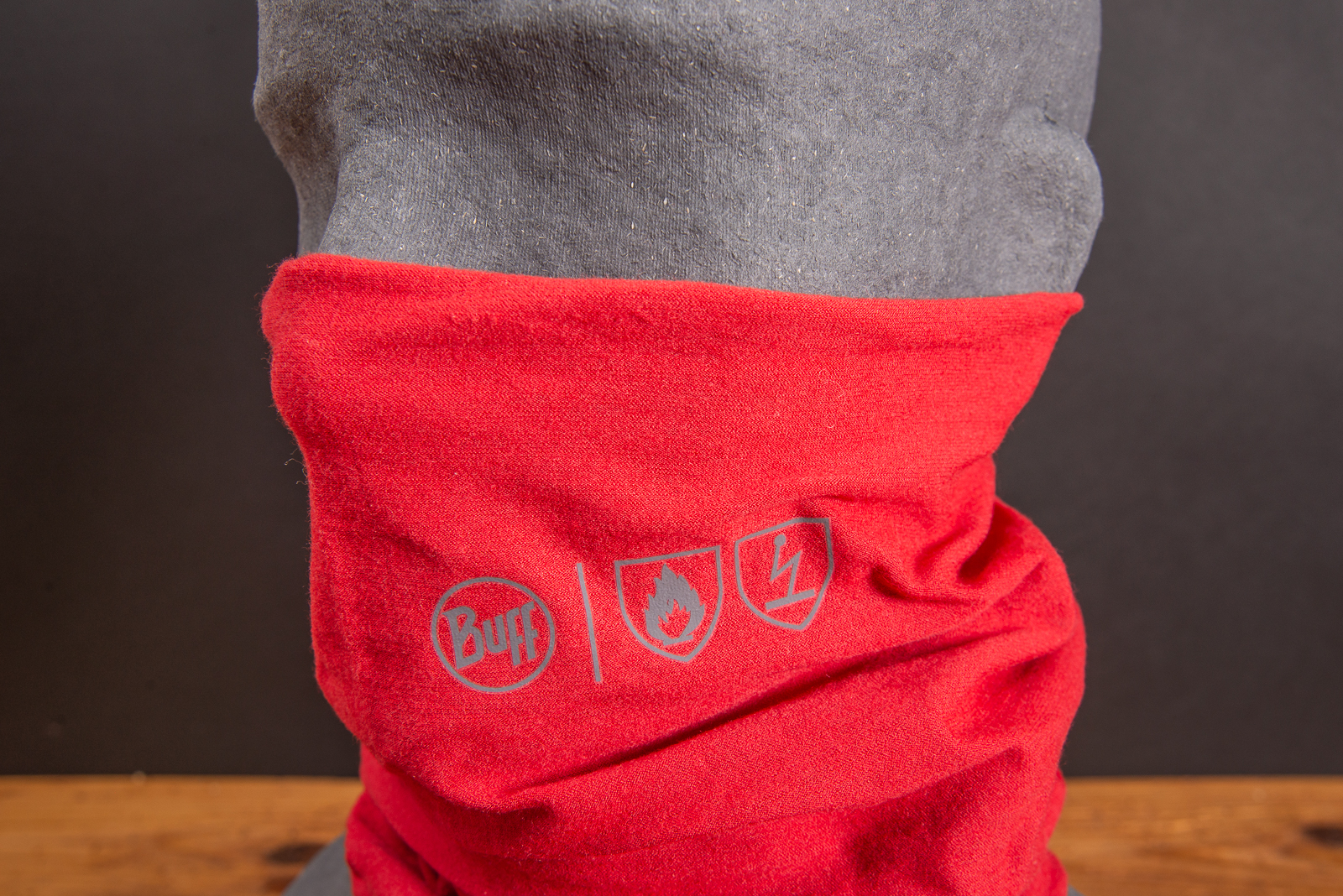 Detailansicht des roten BUFF Safety Fire Resistant Multifunktionstuchs mit aufgedruckten Schutzsymbolen &ndash; ideal f&uuml;r PSA mit klarer Sicherheitskennzeichnung.