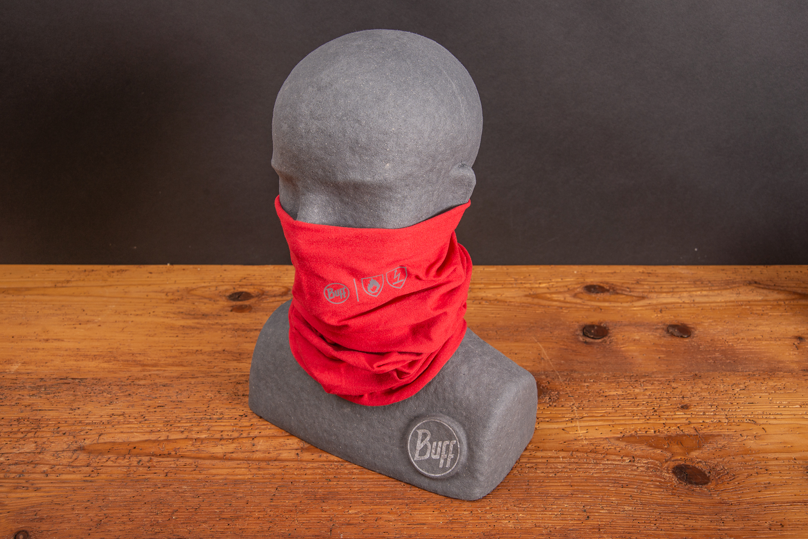 BUFF Safety Fire Resistant Multifunktionstuch in Rot &ndash; getragen auf Puppe, flammhemmend, antistatisch und ideal f&uuml;r den professionellen Arbeitsschutz.