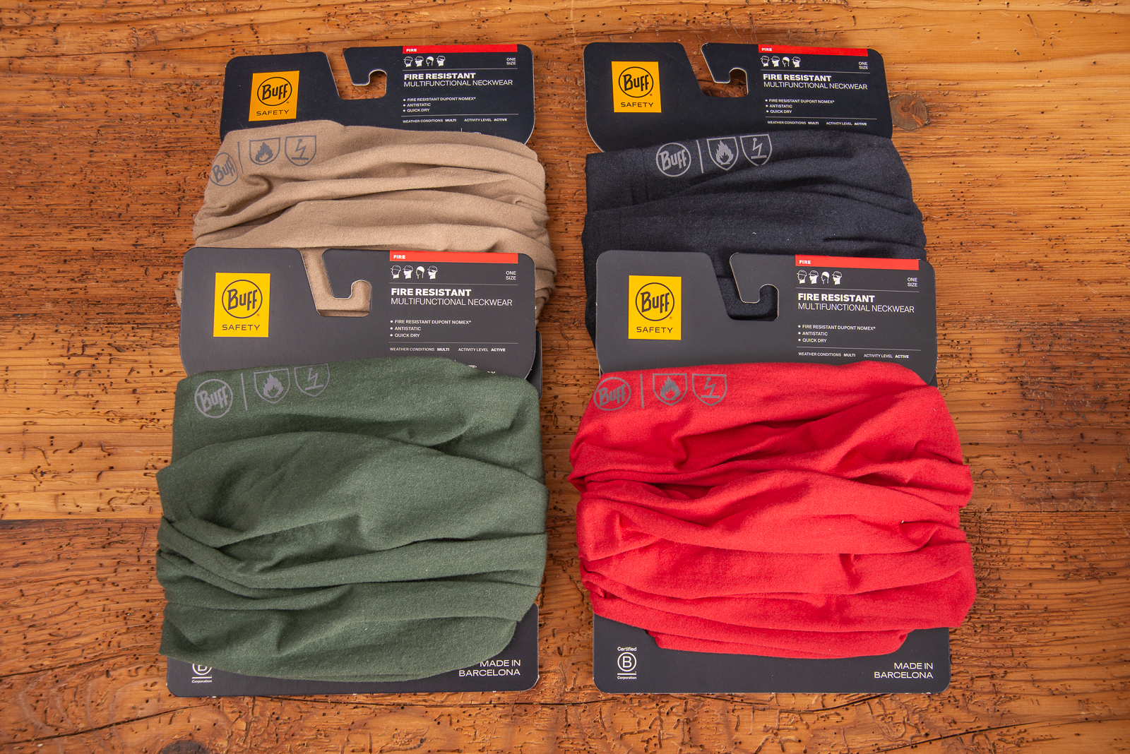 Vier BUFF Safety Fire Resistant Multifunktionst&uuml;chern in Beige, Navy, Gr&uuml;n und Rot &ndash; flammhemmend, antistatisch und optimal f&uuml;r sicheres Arbeiten mit individuellem Branding.