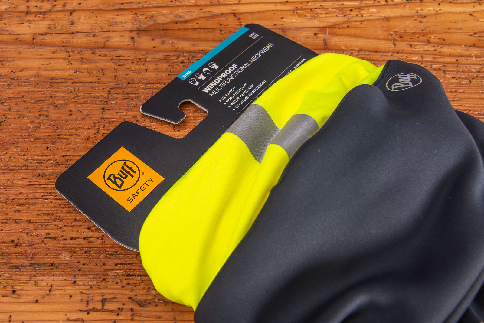 BUFF Safety Windproof Multifunktionstuch in neongelb mit reflektierendem Streifen &ndash; winddicht, feuchtigkeitsableitend und ideal f&uuml;r maximale Sichtbarkeit im Arbeitseinsatz.