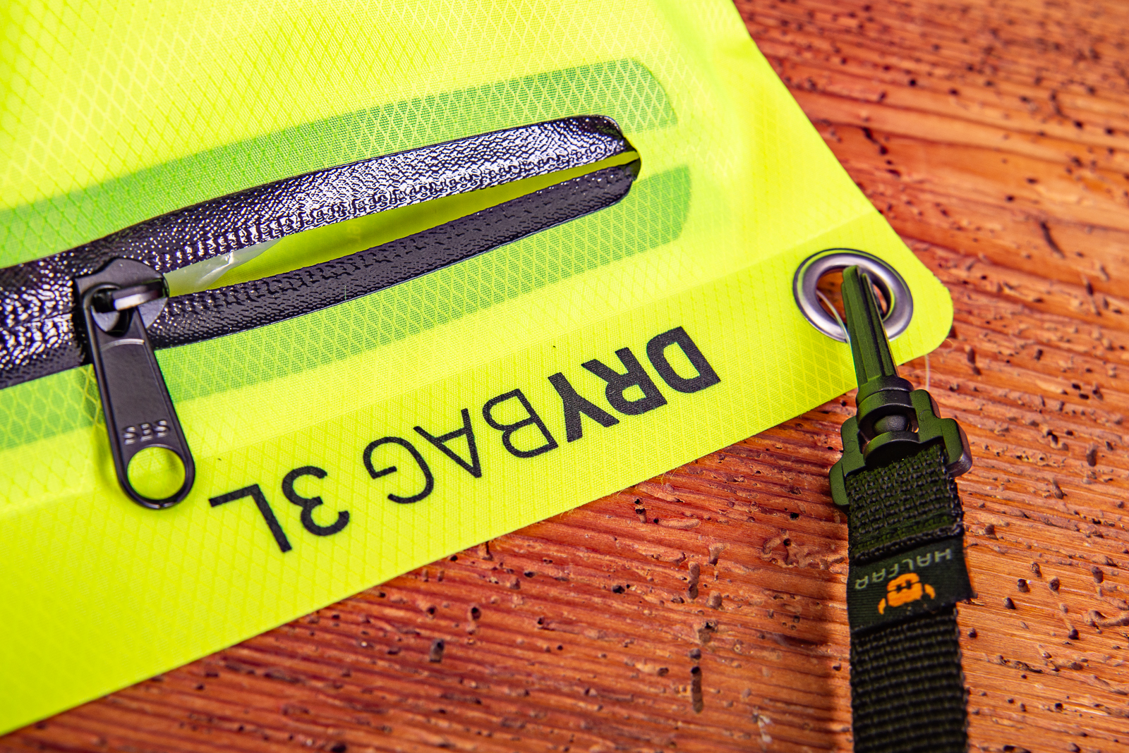 Nahaufnahme der Halfar Drybag 3L in Neongelb mit Rei&szlig;verschluss und Metall&ouml;se mit Trageschlaufe.