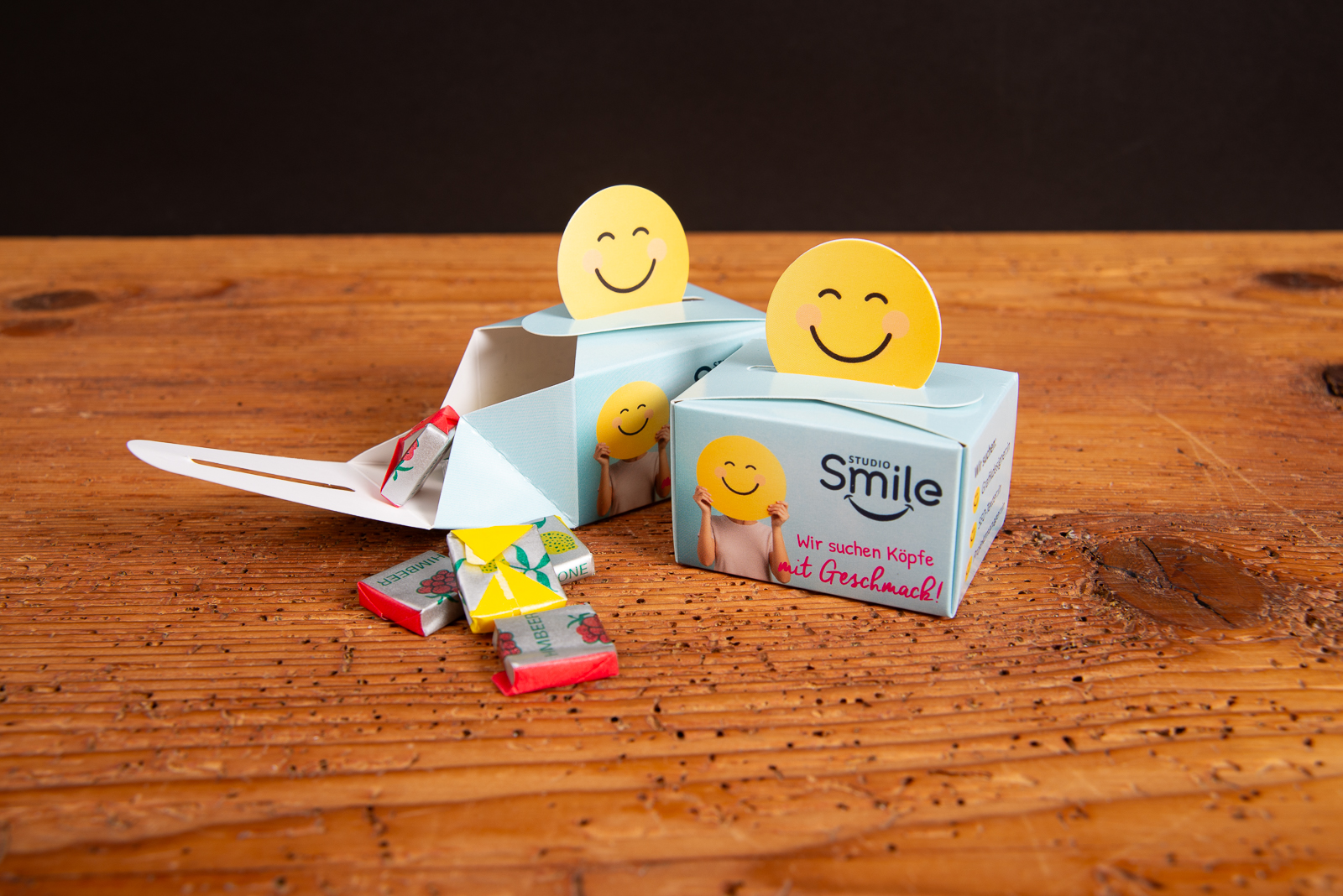 Mini Geschenkbox mit Verschlussform Smiley und Kaubonbons als emotionaler Steuartikel f&uuml;r Kunden auf Events und Messen