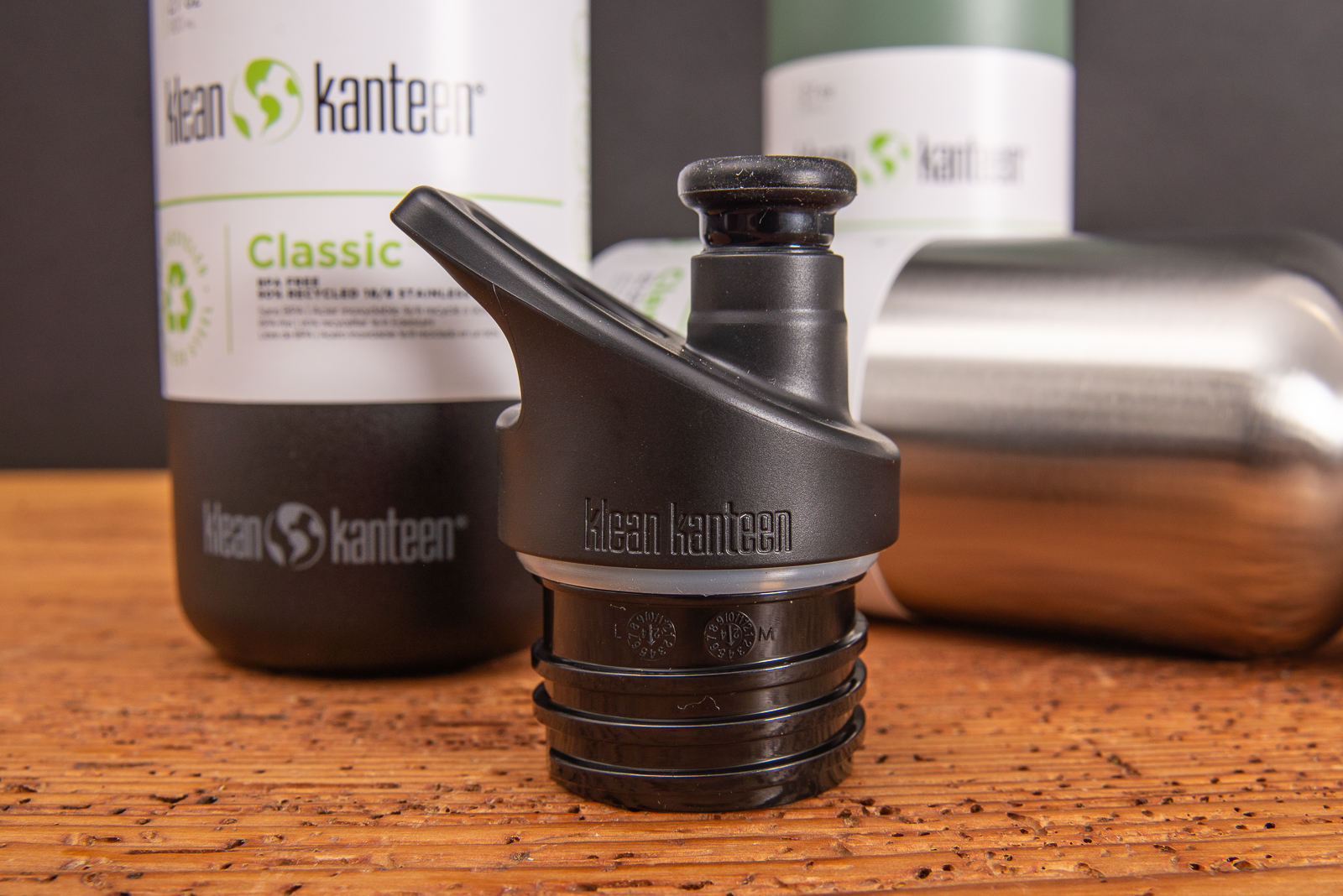 Detailfoto Klean Kanteen FlipSeal f&uuml;r nachhaltige Edelstahl-Trinkflasche als hochwertiges Incentive auf Holztisch 