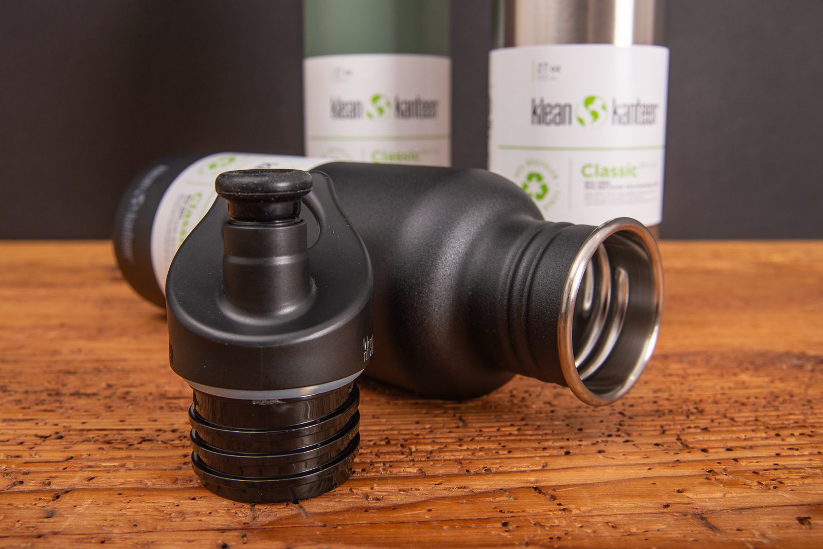 Klean Kanteen nachhaltige Trinkflasche Detailfoto liegend mit offenem Flip-Seal-Trinkverschlu&szlig; als Incentiv f&uuml;r Kunden und Mitarbeiter.