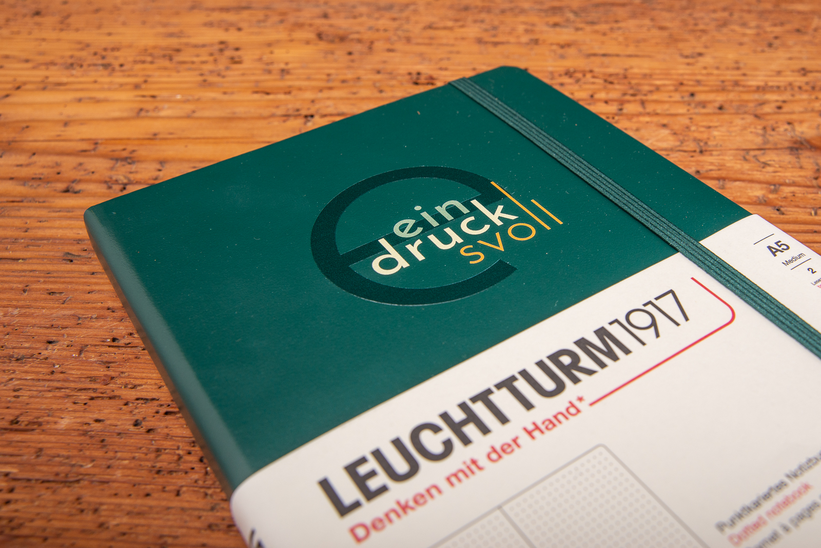 Detailansicht des Einbandes und Logo-Druck beim Notizbuch Classic von Leuchtturm1917 als Mitarbeitergeschenk.