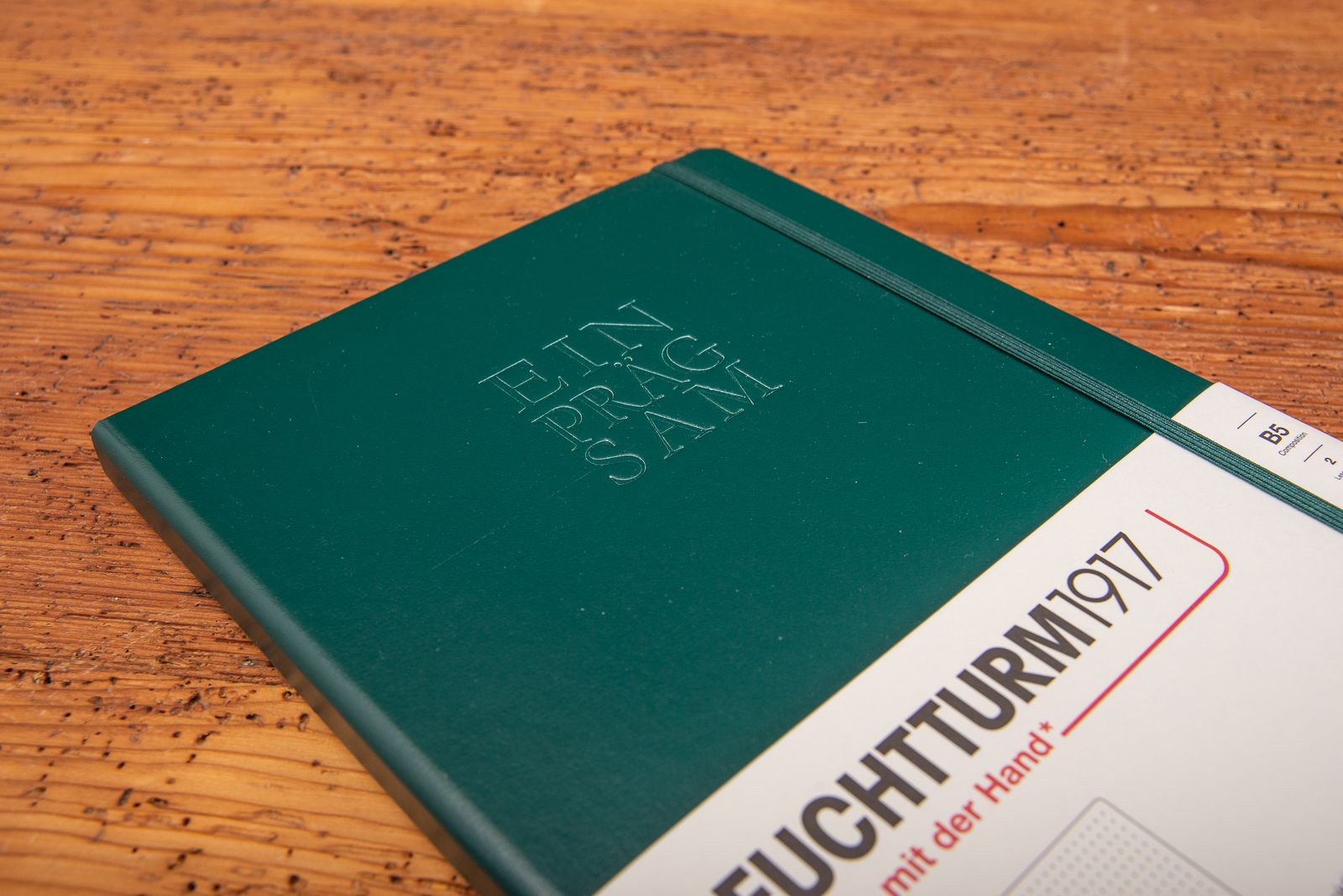 Detailansicht des Einbandes mit  Pr&auml;gung beim Notizbuch Classic von Leuchtturm1917 als Werbegeschenk mit Mehrwert