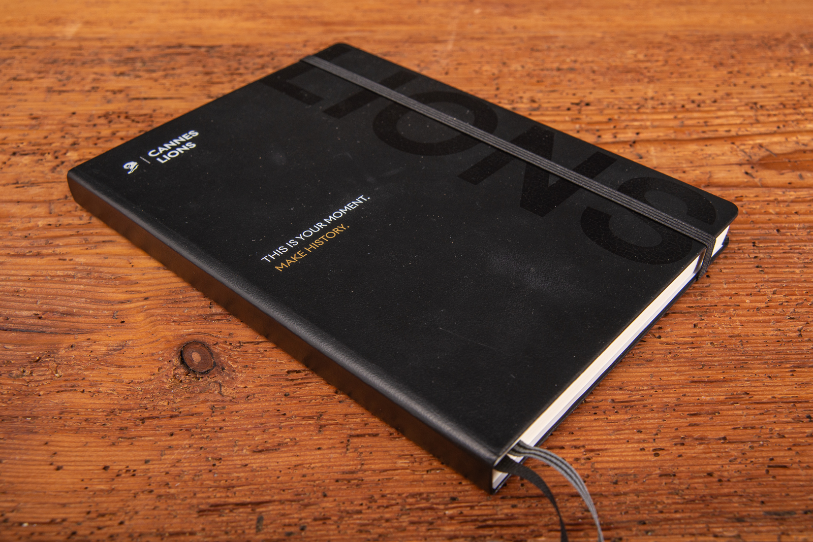 Leuchtturm1917 Notizbuch Classic in geschlossener Ansicht mit Hardcover in A5 als Werbegeschenk f&uuml;r Kunden und Mitarbeiter..