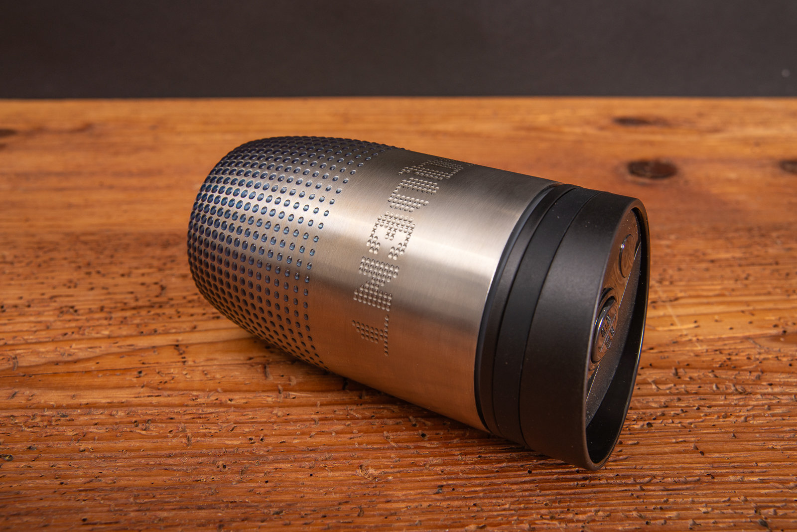 Seitliche Detailaufnahme des Thermobechers  CremaOfficinaBudget mit Digitaldruck.