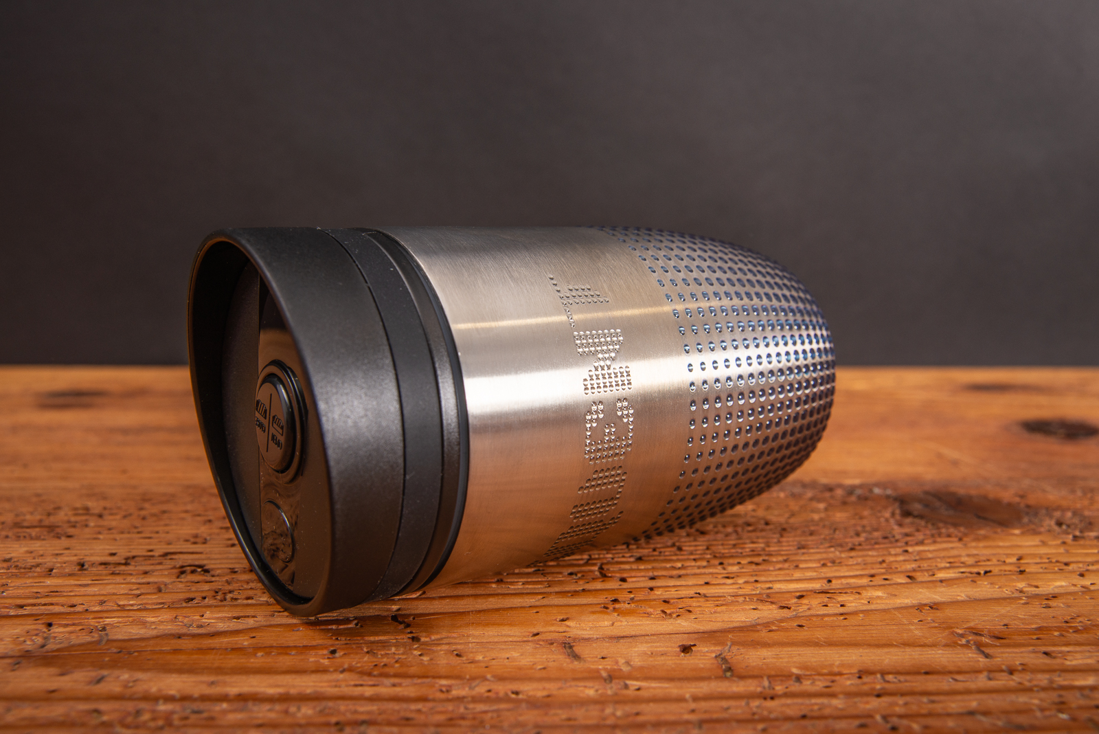 Detailansicht des 3D-Reliefdrucks auf dem Metmaxx CremaOfficinaBudgetThermobecher