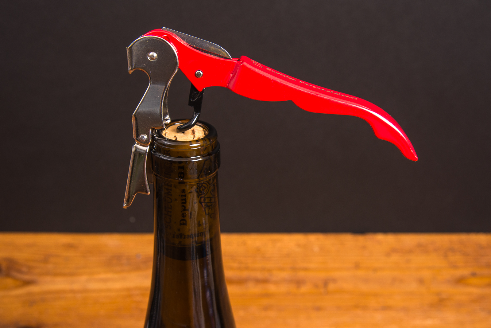 Pulltap's Kellnermesser mit Logo beim Entkorken einer Weinflasche &ndash; edles Werbemittel f&uuml;r Gastronomie.