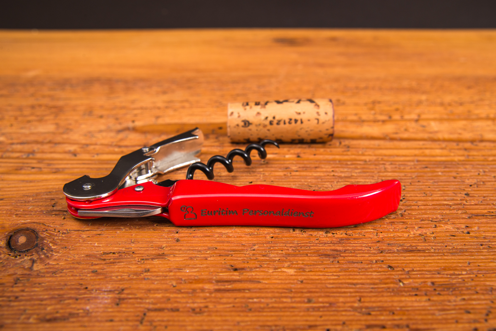 Original Pulltap's Kellnermesser in Rot mit Logo und Korken &ndash; edler Werbeartikel f&uuml;r Gastronomie und Weinliebhaber.