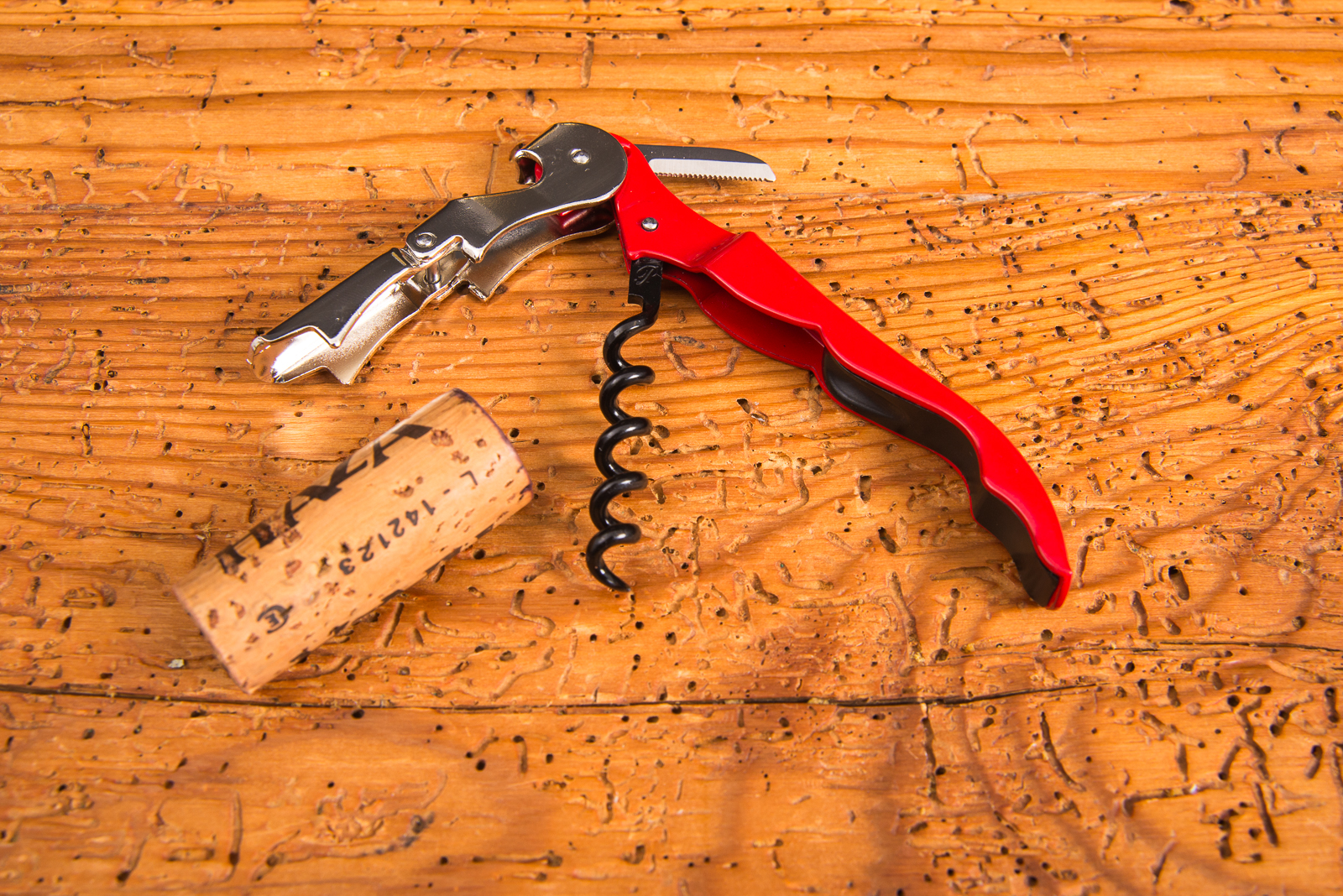 Aufgeklapptes Original Pulltap's Kellnermesser mit Logo und Korkenzieher &ndash; personalisierter Werbeartikel f&uuml;r Weinliebhaber.