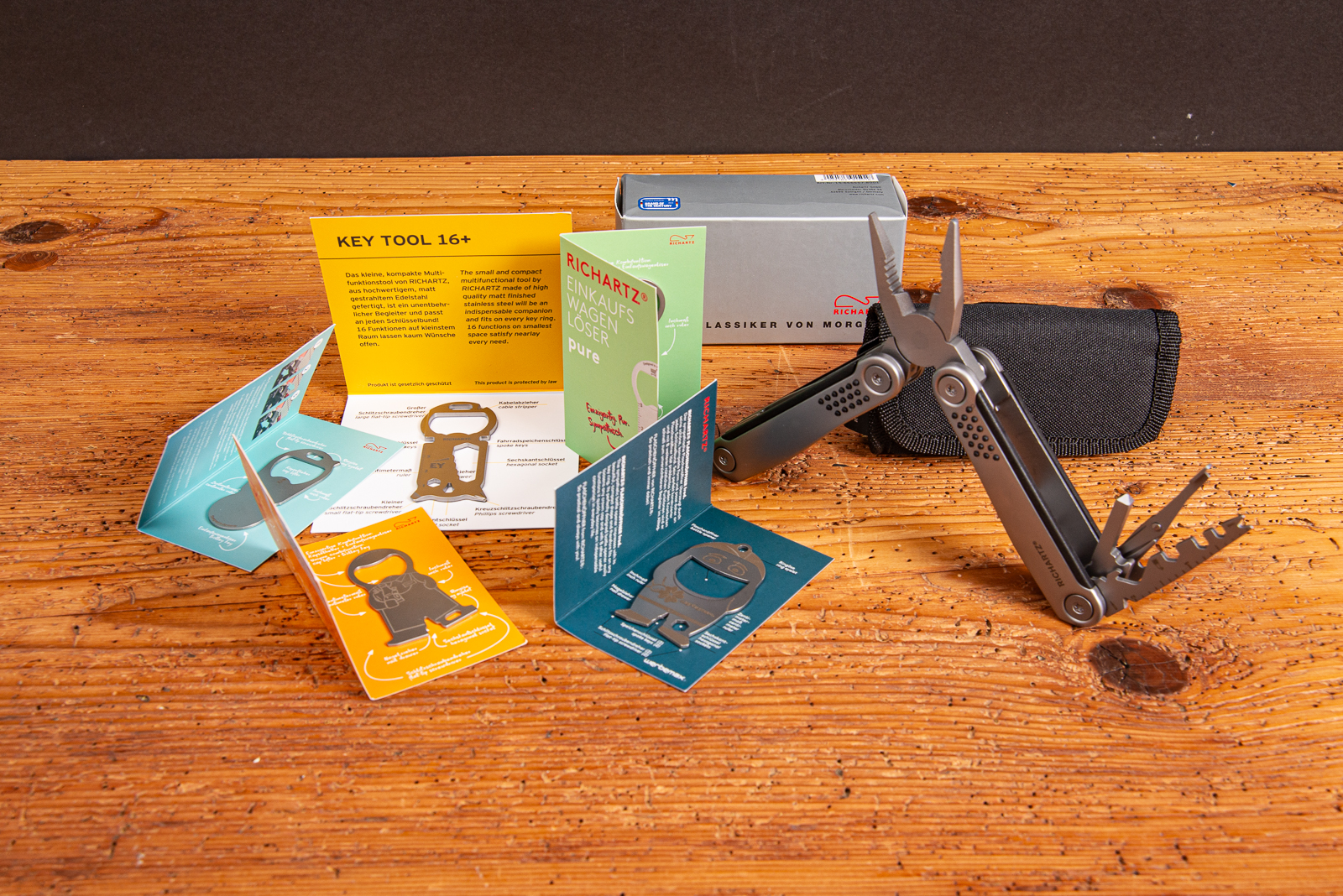 Richartz Werbeartikel: Multitools, Flaschen&ouml;ffne und bedruckten Infokarten auf Holzfl&auml;che &ndash; ideal als hochwertige Werbegeschenke mit Logo.