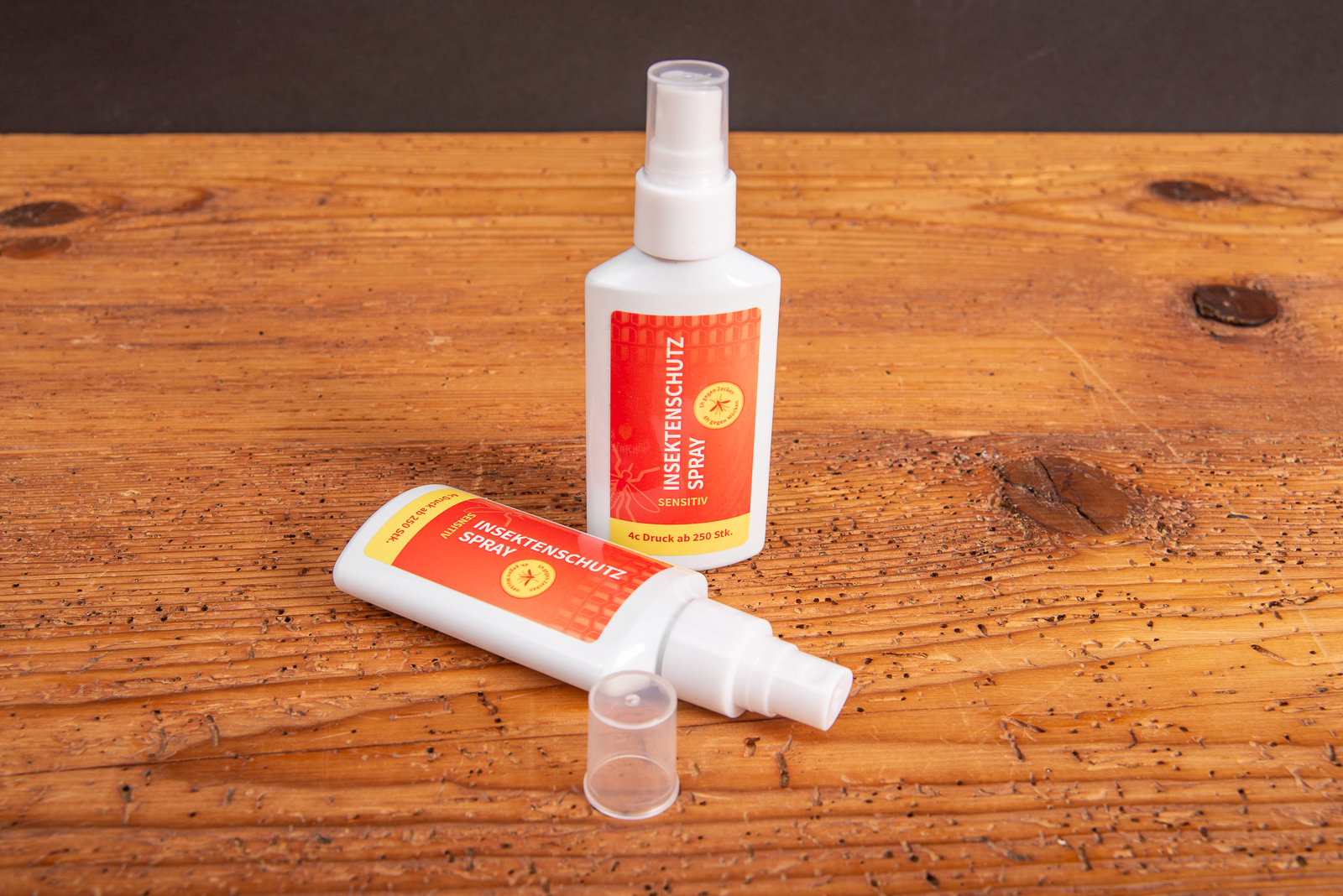 2 Spr&uuml;hflaschen mit Logo als Werbegeschenk f&uuml;r die Sommerzeit und bei Sport- und Outdoorevents.