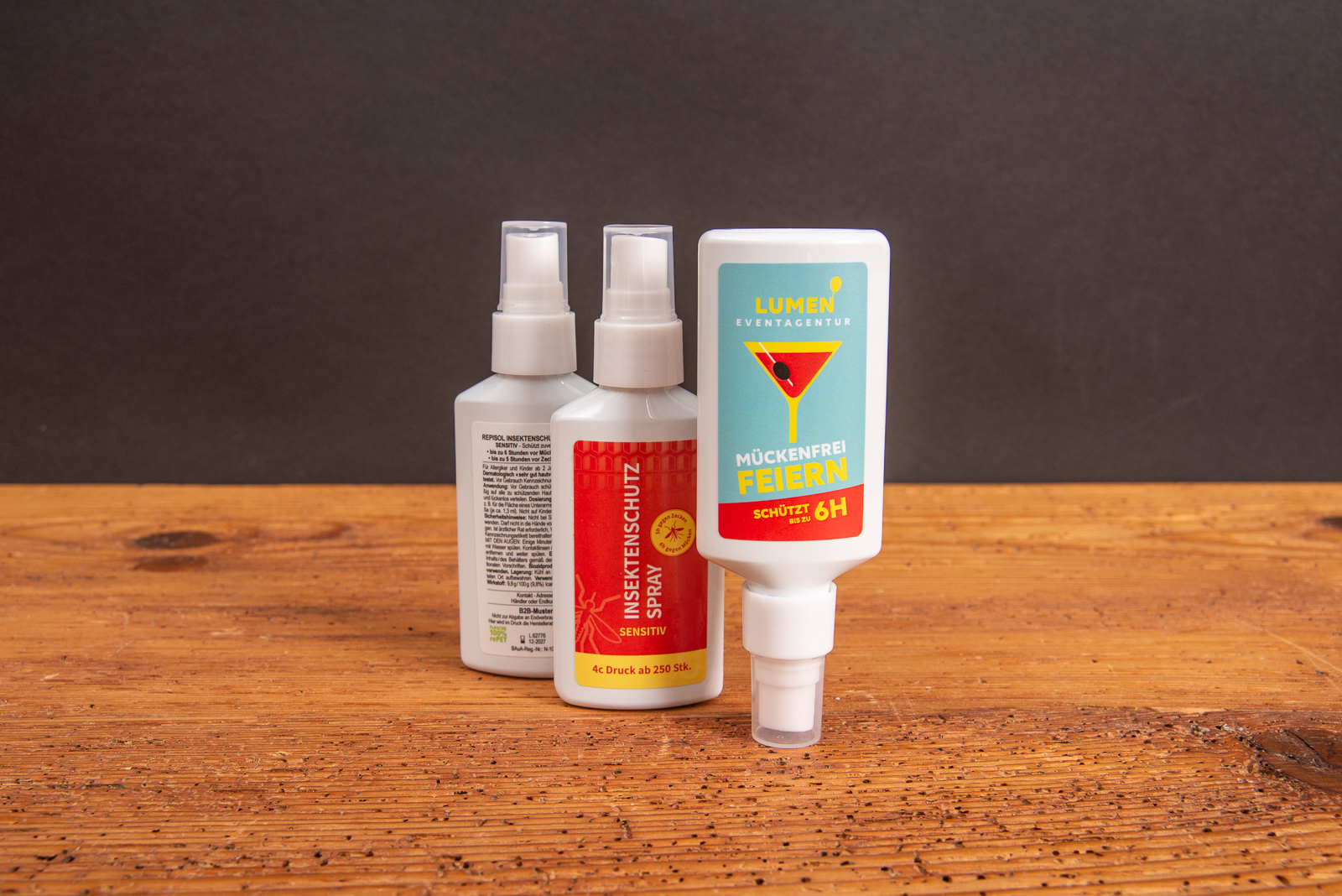 Insektenschutzmittel in bedruckter Spr&uuml;hflasche aus rPET mit individuellem Etikett als Werbegeschenk f&uuml;r Kunden und Mitarbeiter.