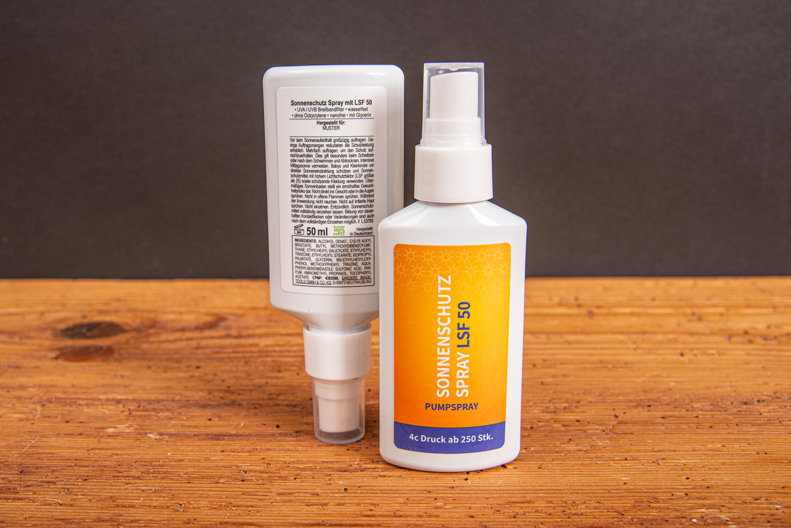 Zwei 50ml-Sonnenschutzflaschen stehend &ndash; vorne Etikett mit LSF 50 sichtbar, R&uuml;ckseite mit Produktinfos