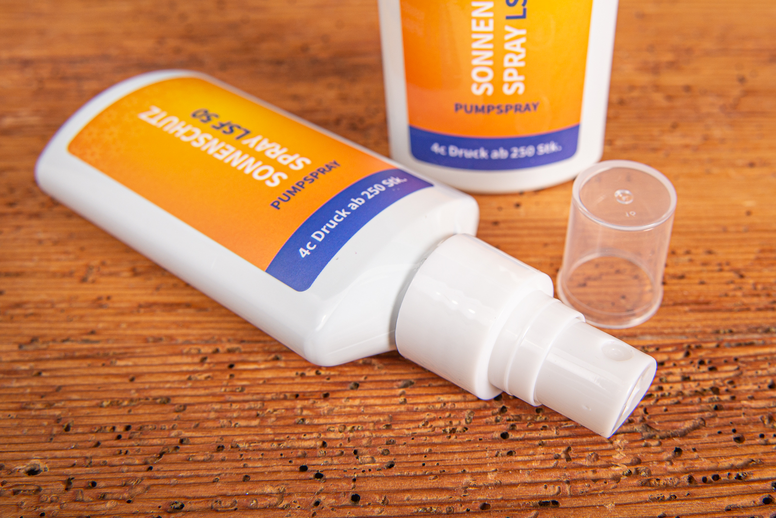 Sonnenschutzspray 50ml liegend &ndash; Fokus auf Spr&uuml;hkopf und individuell bedrucktem Etikett mit LSF 50