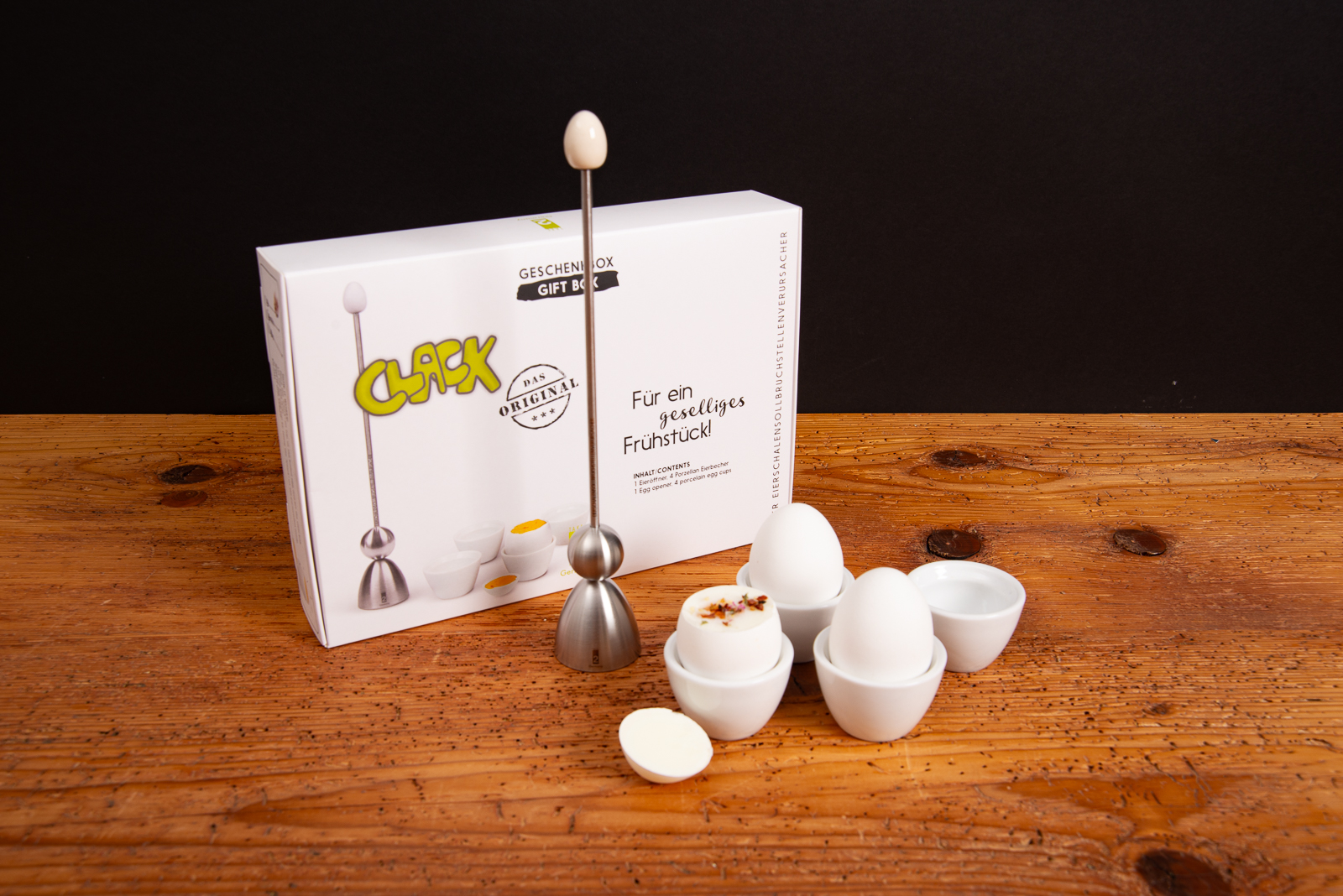 Clack Eierschalensollbruchstellenverursacher in Geschenkbox mit vier wei&szlig;en Eierbechern &ndash; stilvolles Fr&uuml;hst&uuml;cksset von take2.