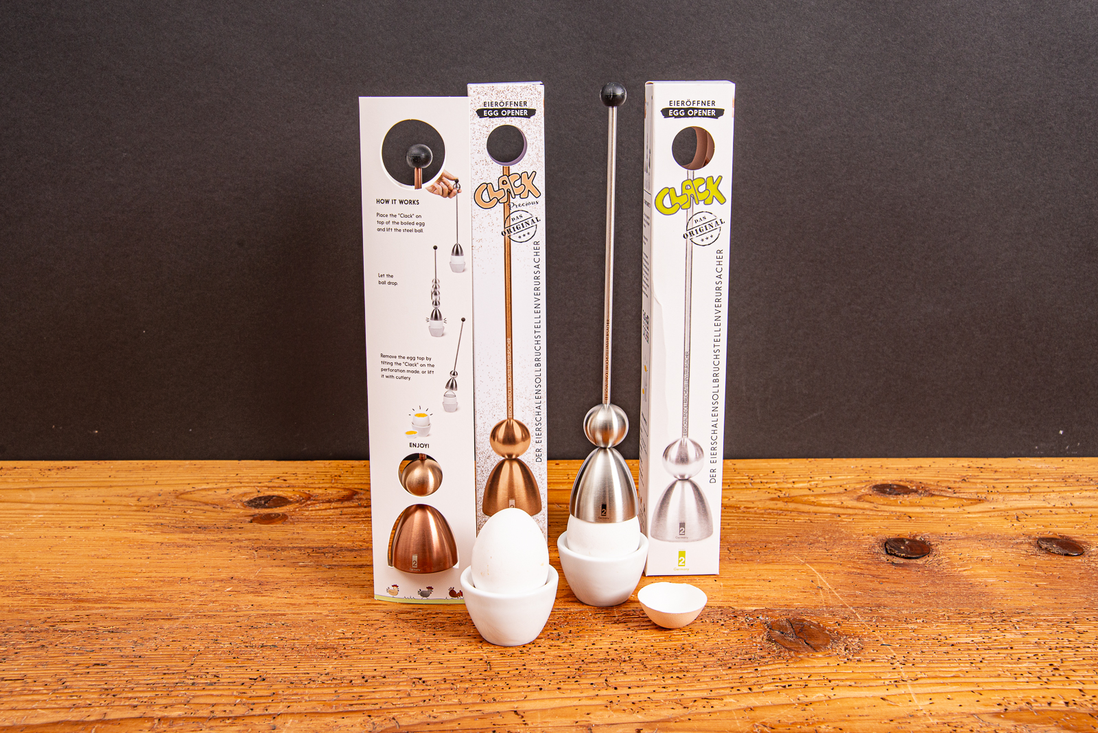 Zwei Clack Eierk&ouml;pfer aus Edelstahl mit Verpackung im Vergleich &ndash; ideal zum sauberen &Ouml;ffnen von Fr&uuml;hst&uuml;ckseiern.