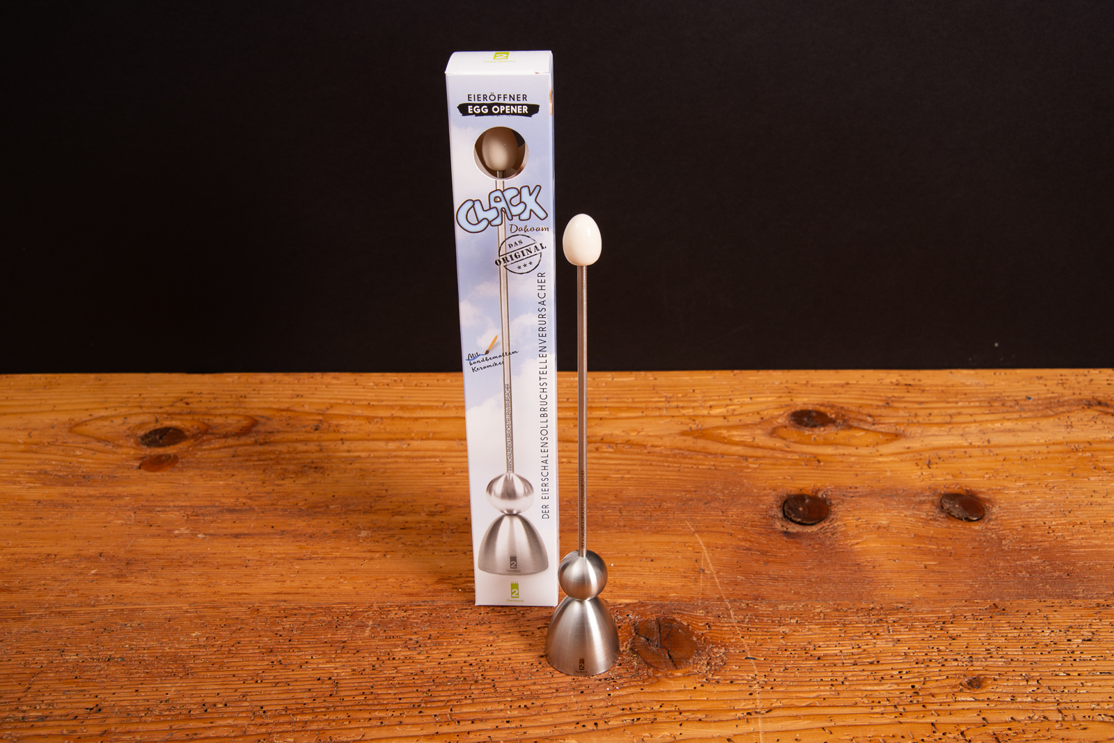 Original Clack Eierschalensollbruchstellenverursacher von take2 &ndash; Edelstahl-Design mit Verpackung im Fokus.
