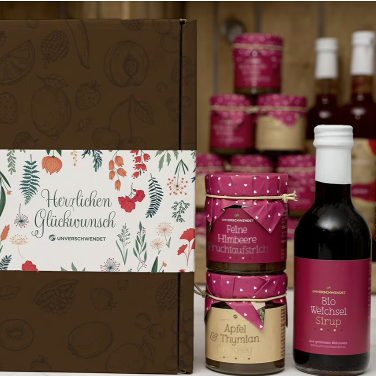 Geschenkkombination im dreier Set mit Apfel & Thymian Chutney, Feine Himbeere Fruchtaufstrich und Bio Weichselsirup mit Geschenkverpackung und Banderole. 