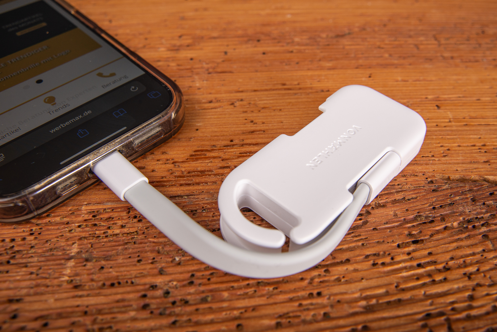 Detailaufnahme: Vonm&auml;hlen Evergreen Go mit USB-C Anschluss beim Laden eines Smartphones &ndash; Powerbank mit Logo als Werbegeschenk