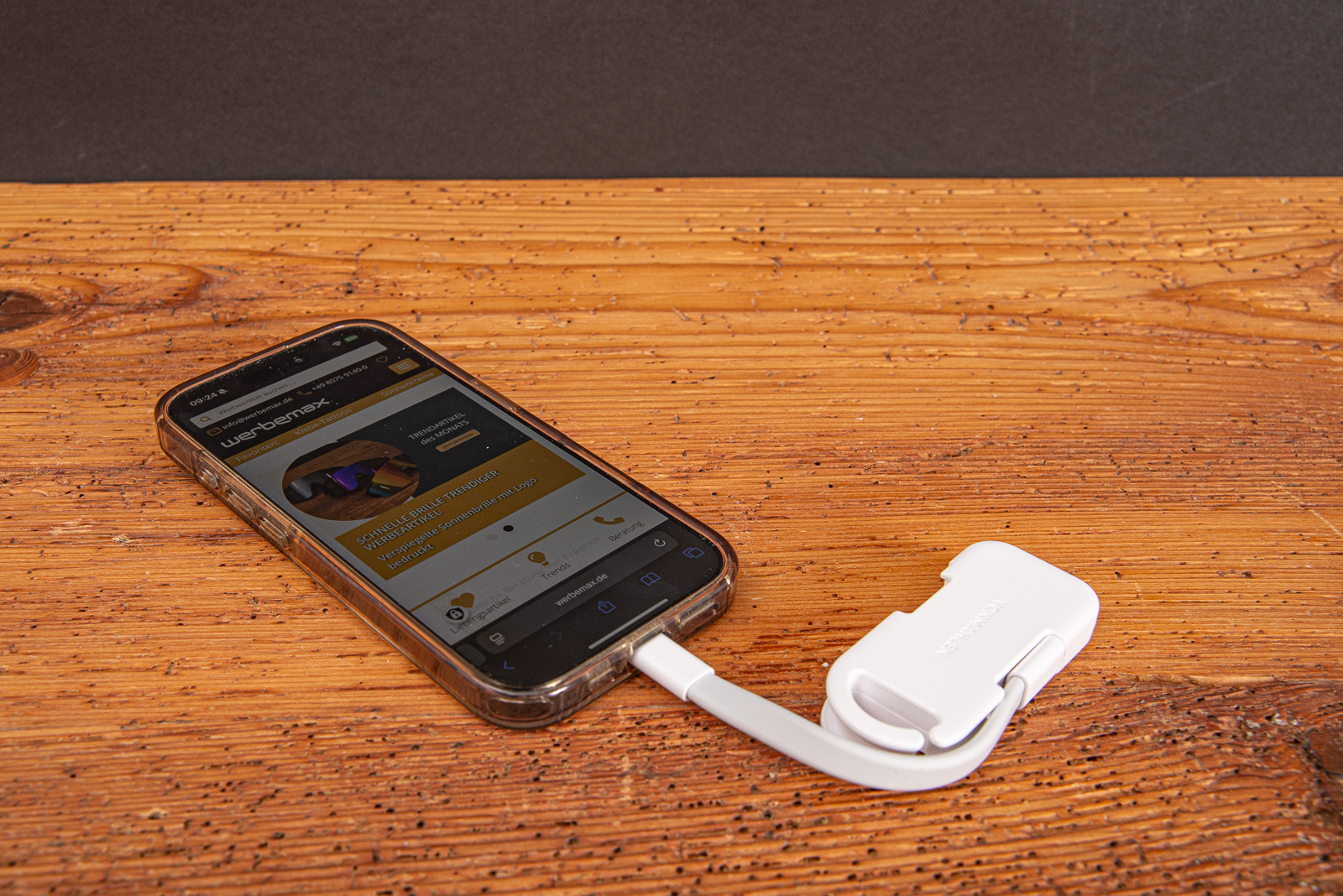 Smartphone mit angeschlossener Evergreen Go Powerbank &ndash; kompaktes Werbegeschenk mit starker Markenwirkung