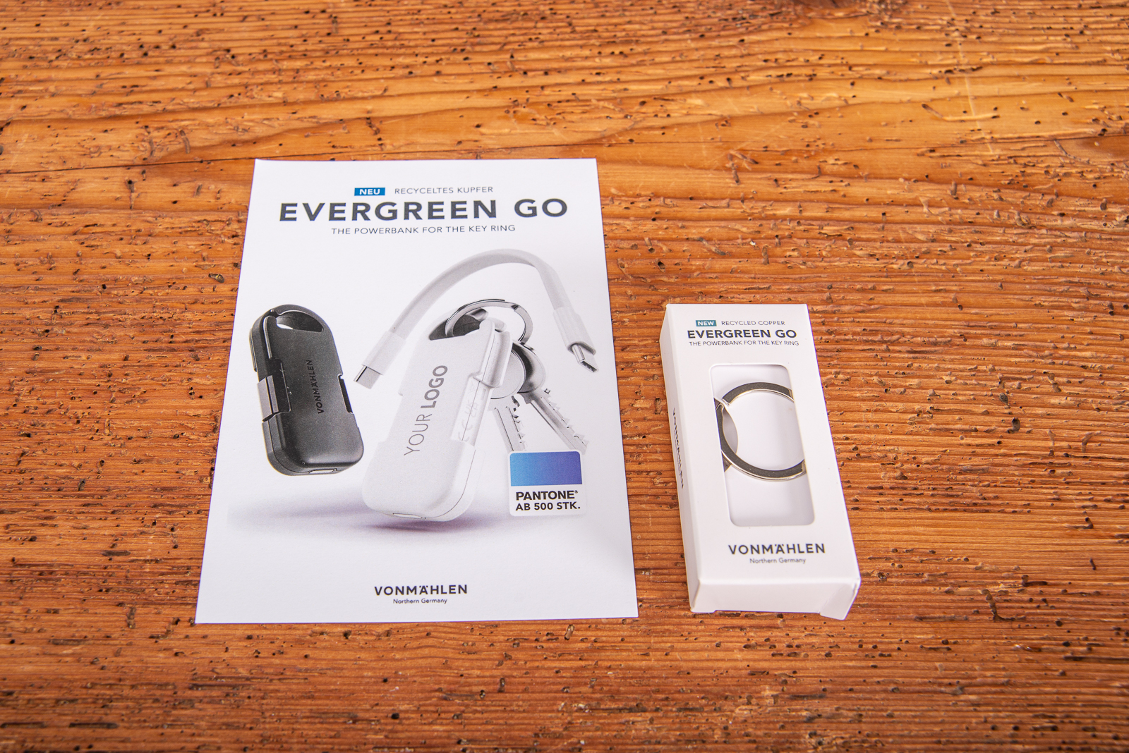 Werbeflyer und Verpackung der Evergreen Go Powerbank von Vonm&auml;hlen &ndash; Powerbank Schl&uuml;sselanh&auml;nger als Werbemittel