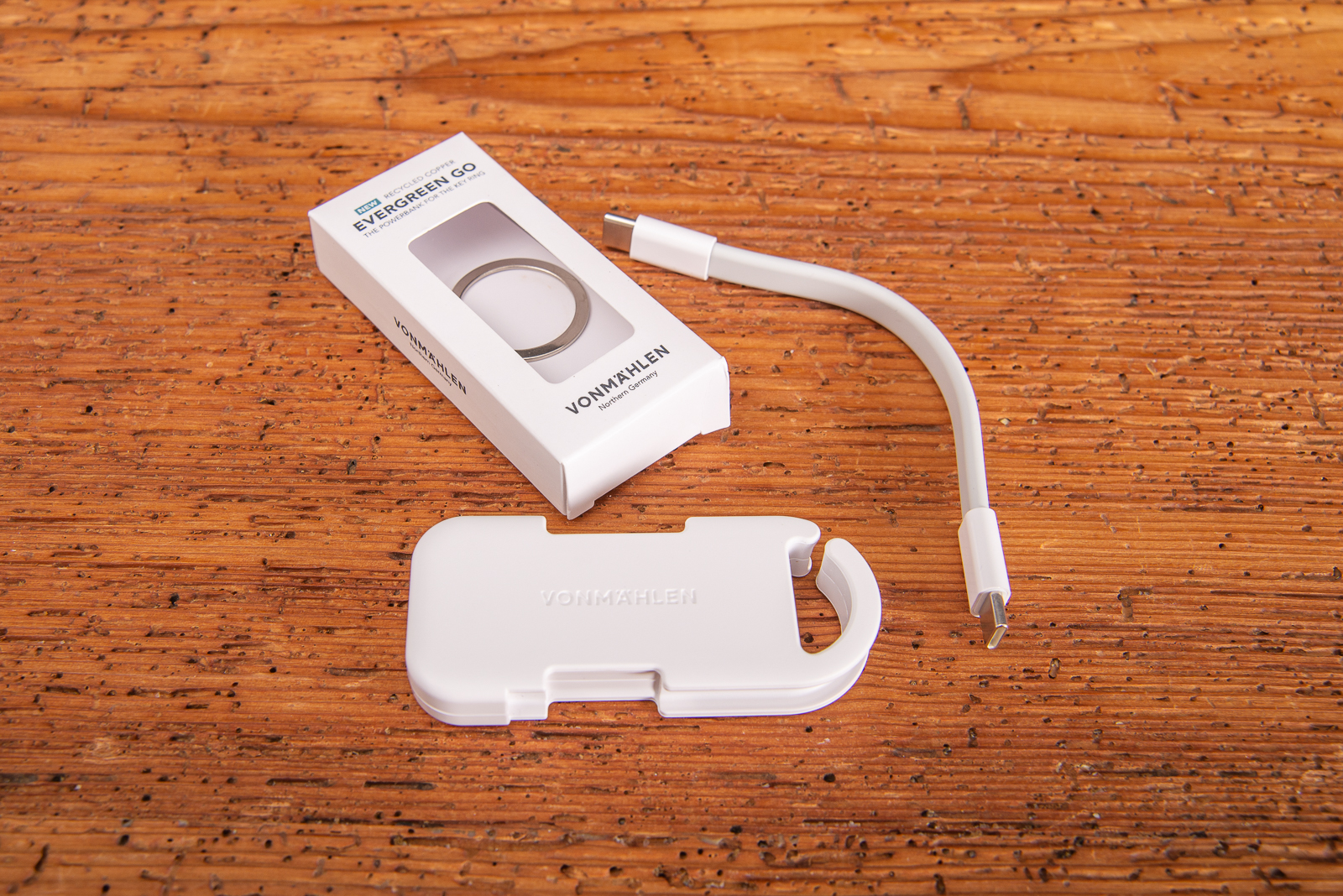 Evergreen Go Powerbank auseinandergebaut mit Kabel und Verpackung &ndash; nachhaltiger Technik-Werbeartikel von Vonm&auml;hlen