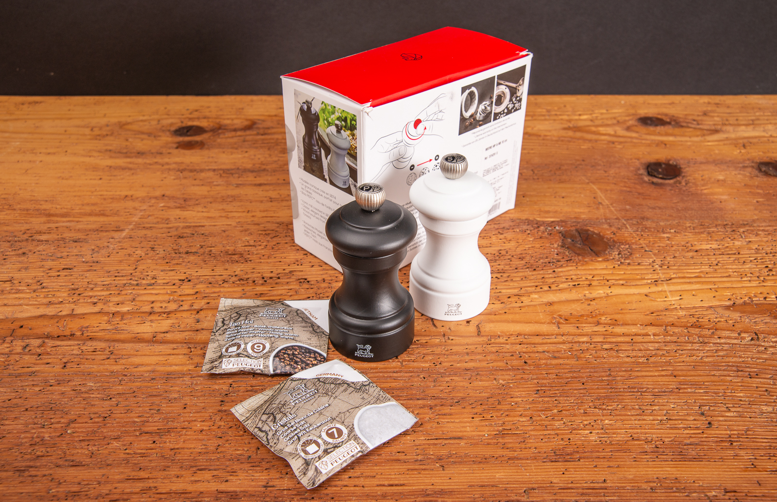Edles Salz- und Pfefferm&uuml;hlenset von Peugeot. Das M&uuml;hlenset Bistro in schwarz und wei&szlig; mit Logogravur auf den jeweiligen M&uuml;hlen. 