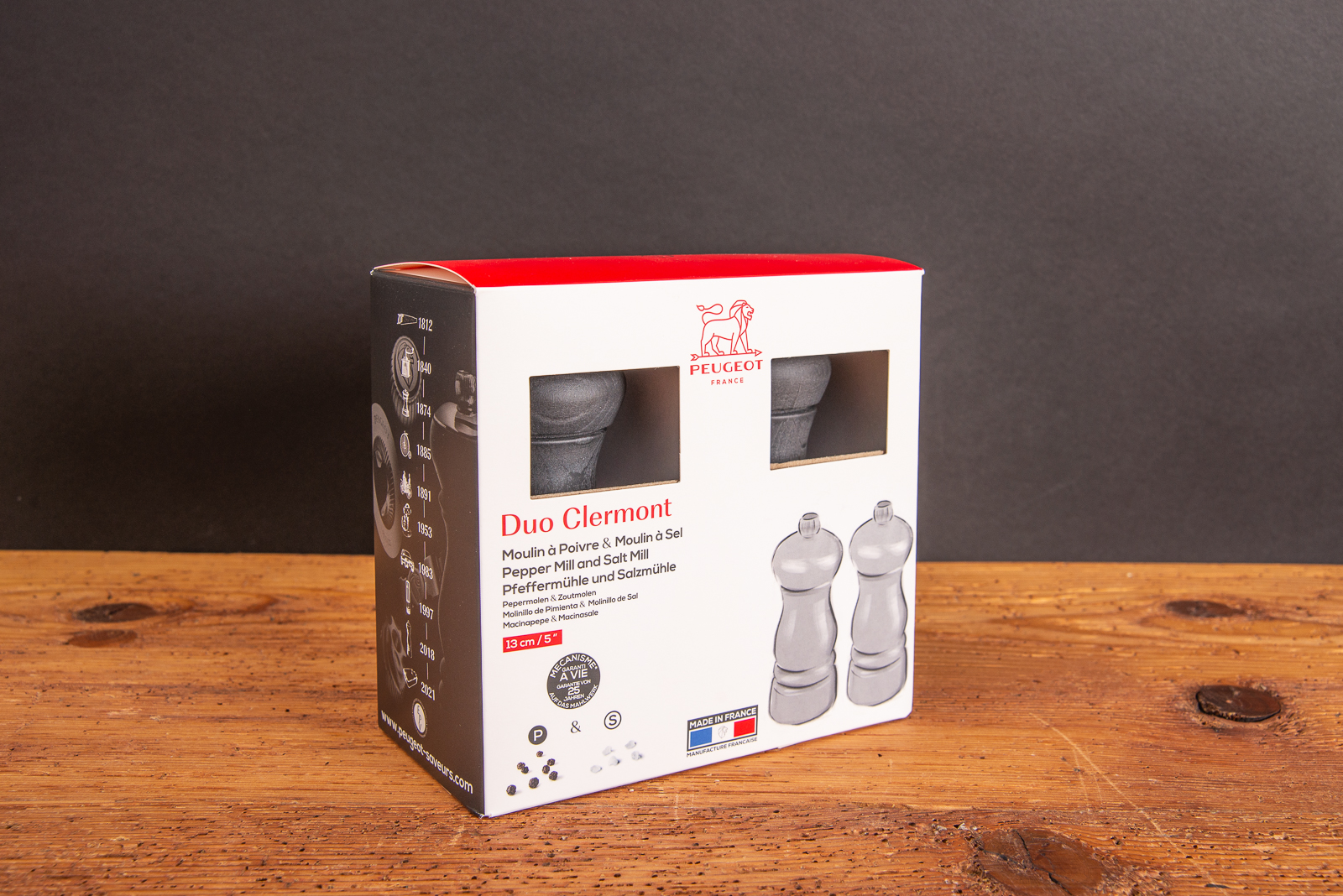 R&uuml;ckseite der Geschenkverpackung des M&uuml;hlen-Sets Clermont Duo von Peugeot aus dunklem Holz