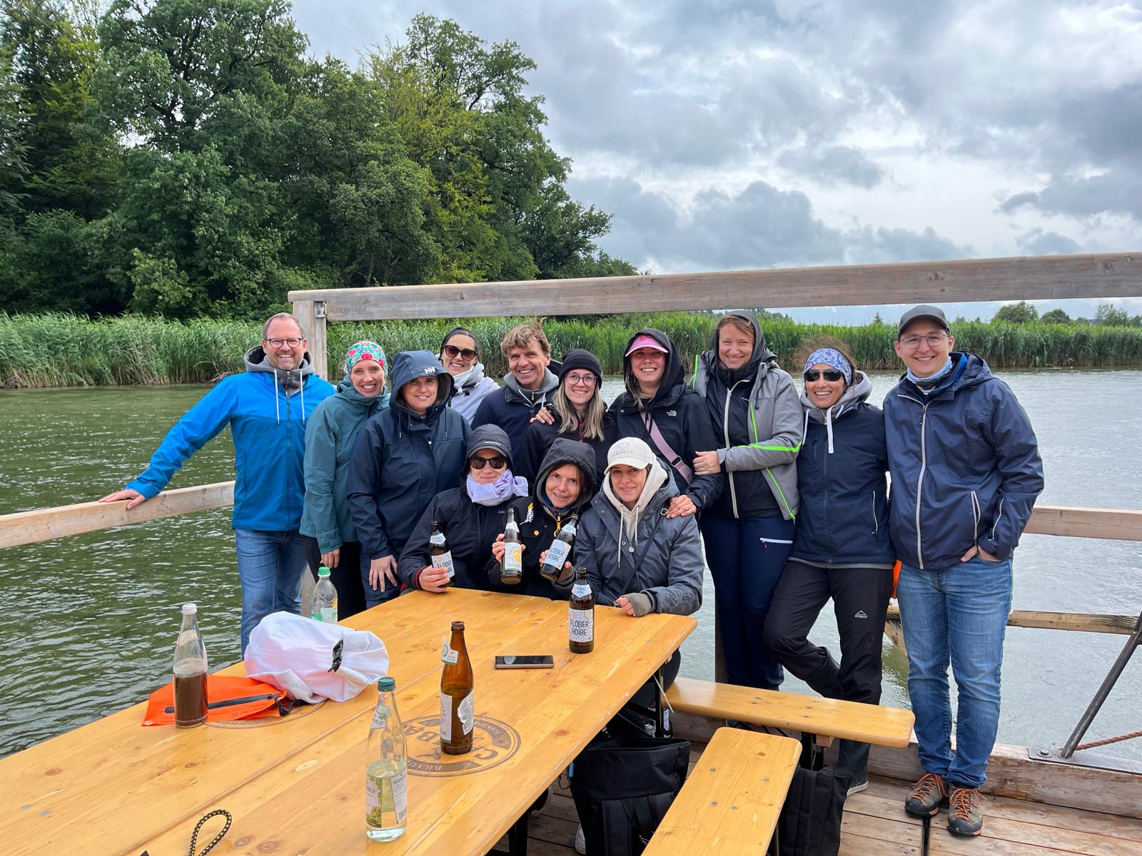 Team werbemax Gruppenfoto auf dem Floss w&auml;hrend der Alz-Flo&szlig;fahrt