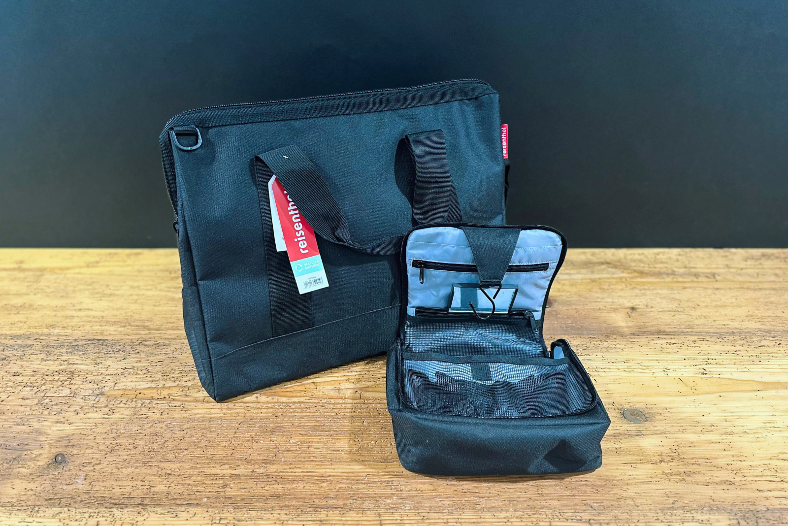 Reisenthel Kosmetiktasche mit passendem Weekender Allrounder L in Schwarz &ndash; praktisches Werbegeschenk f&uuml;r Reisen und Alltag.
