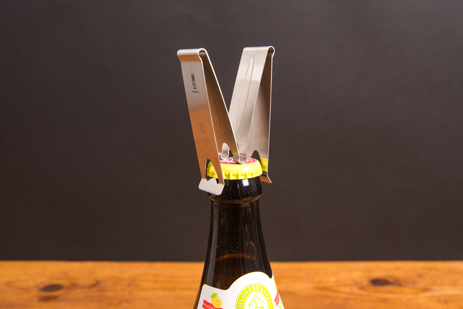 Chapeau Flaschen&ouml;ffner aus Edelstahl beim &Ouml;ffnen eines Kronkorkens &ndash; innovativer Kapselheber als personalisierbarer Werbeartikel bei werbemax.