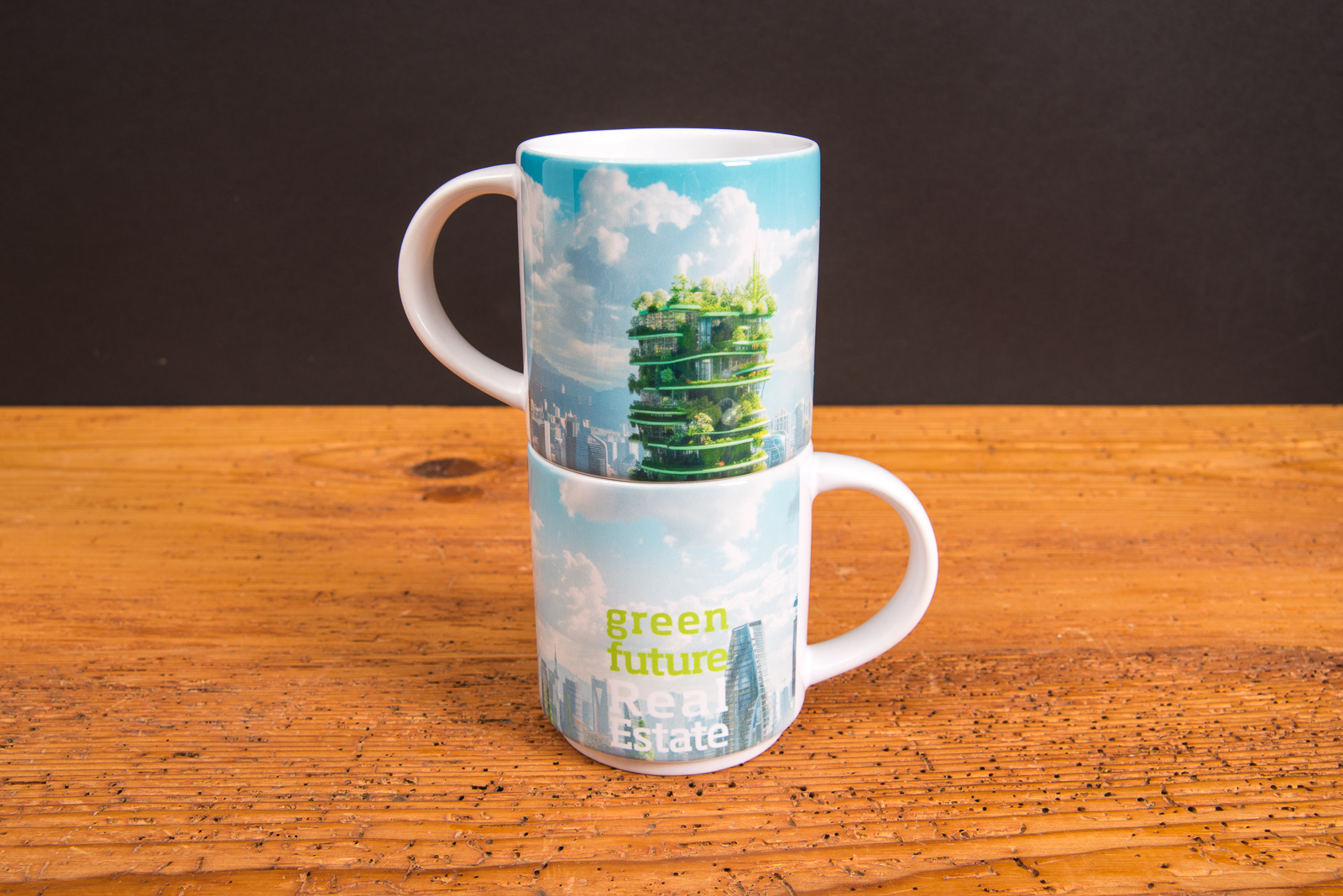 Zwei &uuml;bereinander gestapelte Werbetassen mit gr&uuml;nem City-Motiv und Skyline &ndash; bedruckte Mahlwerck Tassen als nachhaltige Werbeartikel f&uuml;r Unternehmen.
