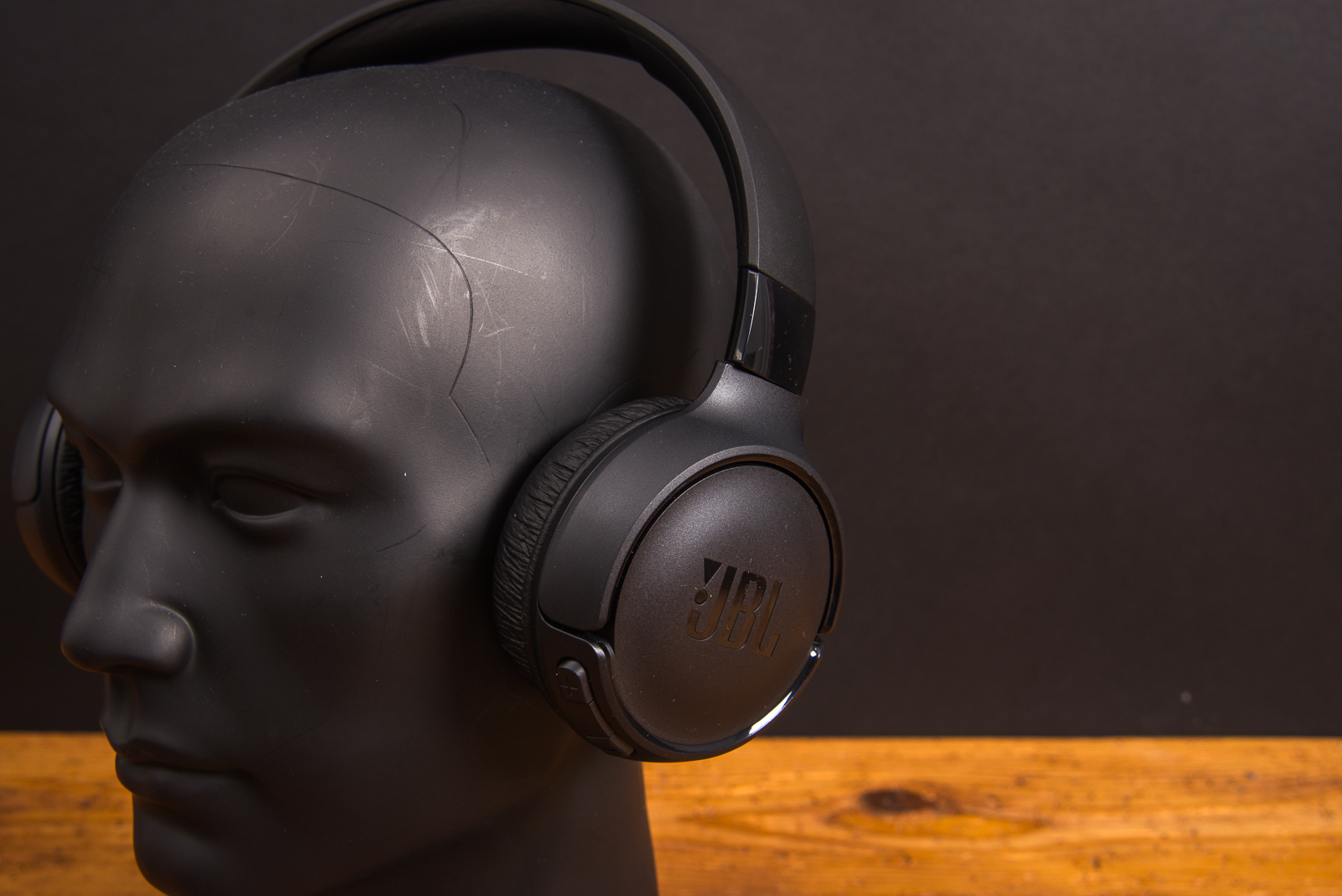 JBL Tune 520BT Bluetooth Kopfh&ouml;rer Nahaufnahme auf Displaykopf &ndash; elegantes Incentiv mit Logodruck f&uuml;r exzellenten Klang.