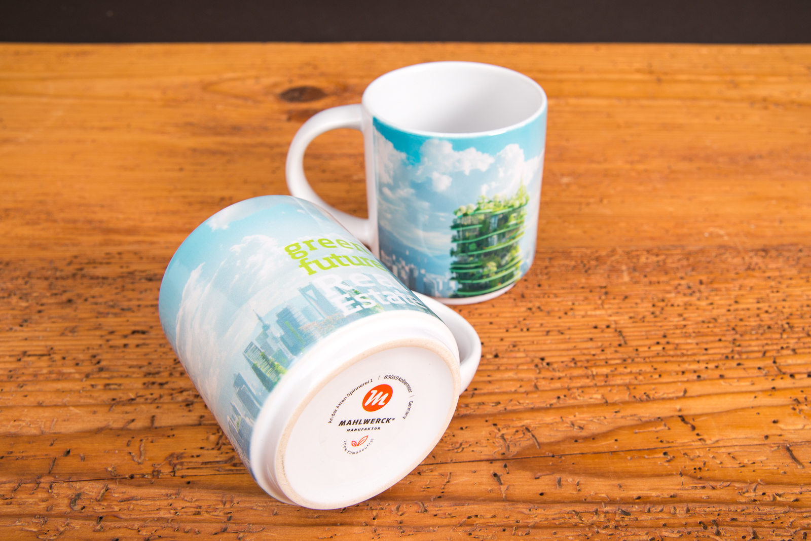 Zwei bedruckte Mahlwerck Tassen mit nachhaltigem Green-Future-Design &ndash; individuell gestaltete Werbeartikel Tassen f&uuml;r Immobilien- und Umweltbranchen.